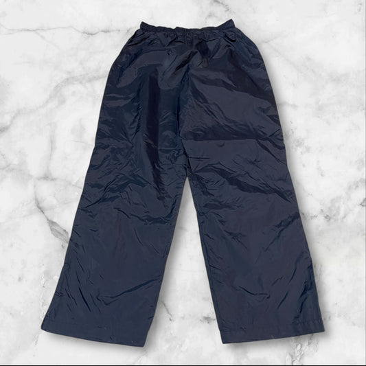 Entdecke unsere Vintage Track Pants von Nike und anderen Marken, erhältlich bei Valuxery.de - Dein Shop für trendige Vintage - Kleidung. Unsere Track Pants sind aus hochwertigen Materialien und