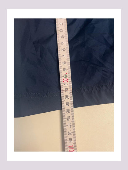 Entdecke unsere Vintage Track Pants von Nike und anderen Marken, erhältlich bei Valuxery.de - Dein Shop für trendige Vintage - Kleidung. Unsere Track Pants sind aus hochwertigen Materialien und