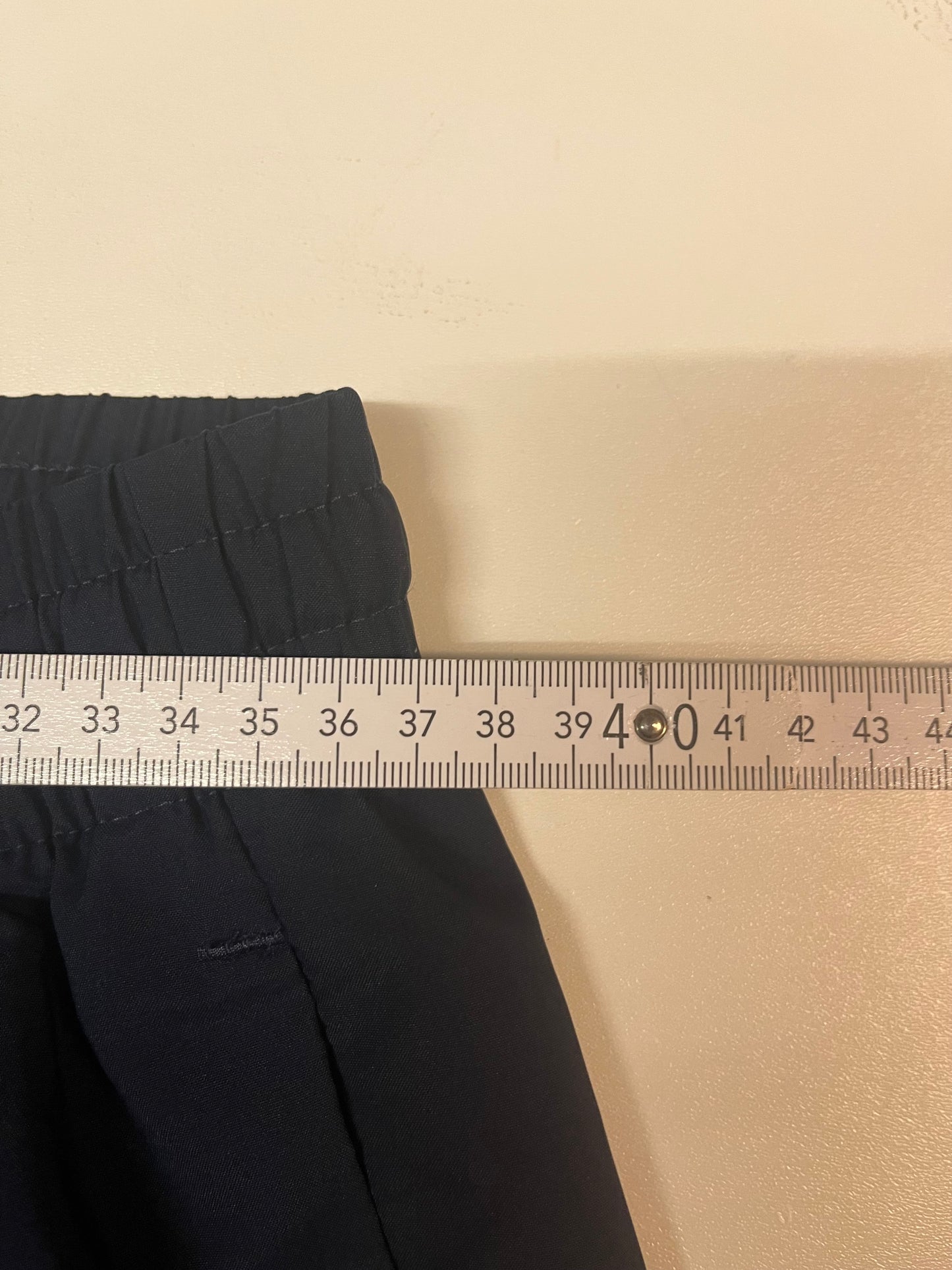 Entdecke unsere Vintage Track Pants von Nike und anderen Marken, erhältlich bei Valuxery.de - Dein Shop für trendige Vintage - Kleidung. Unsere Track Pants sind aus hochwertigen Materialien und