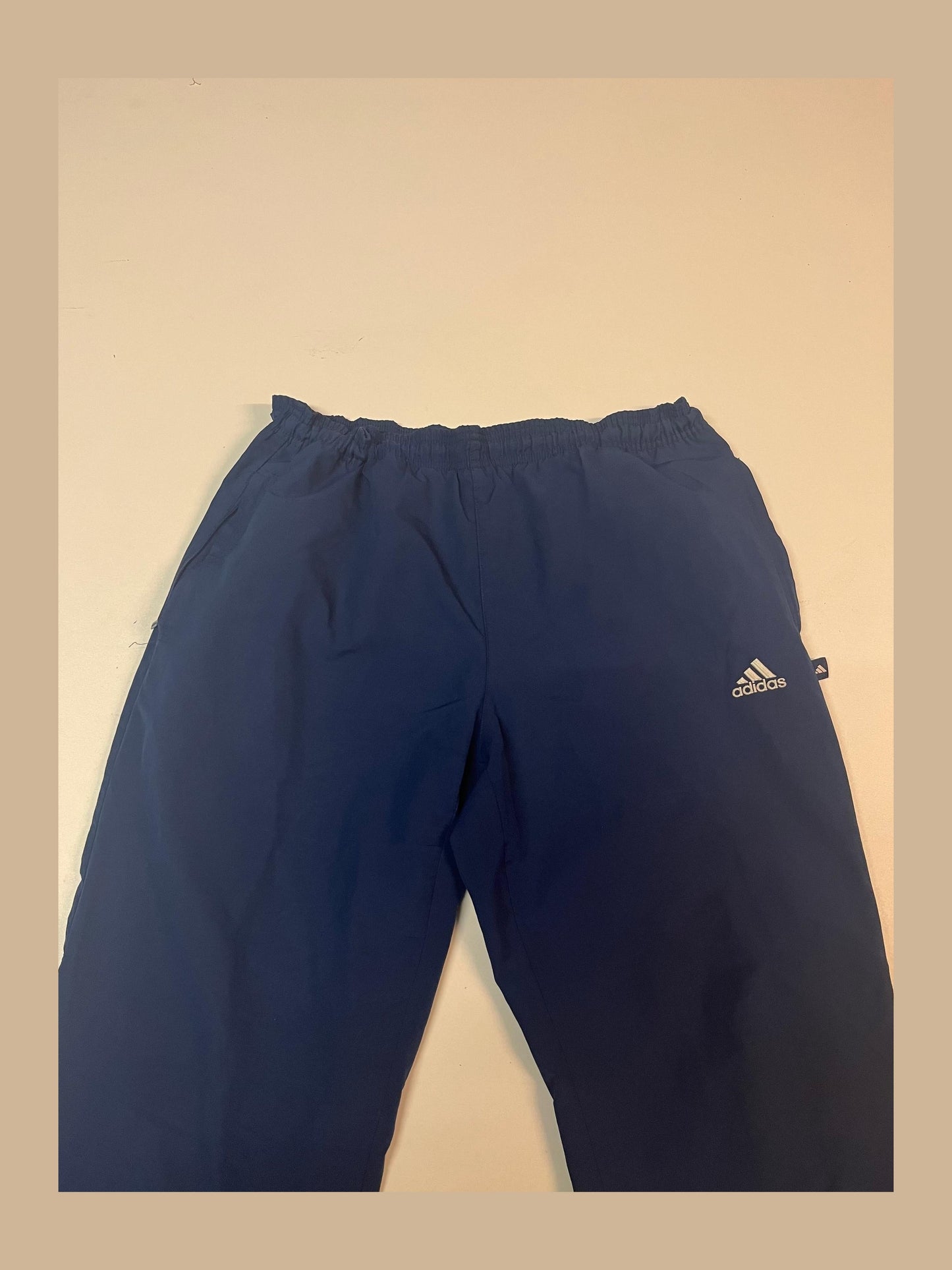 Entdecke unsere Vintage Track Pants von Nike und anderen Marken, erhältlich bei Valuxery.de - Dein Shop für trendige Vintage - Kleidung. Unsere Track Pants sind aus hochwertigen Materialien und
