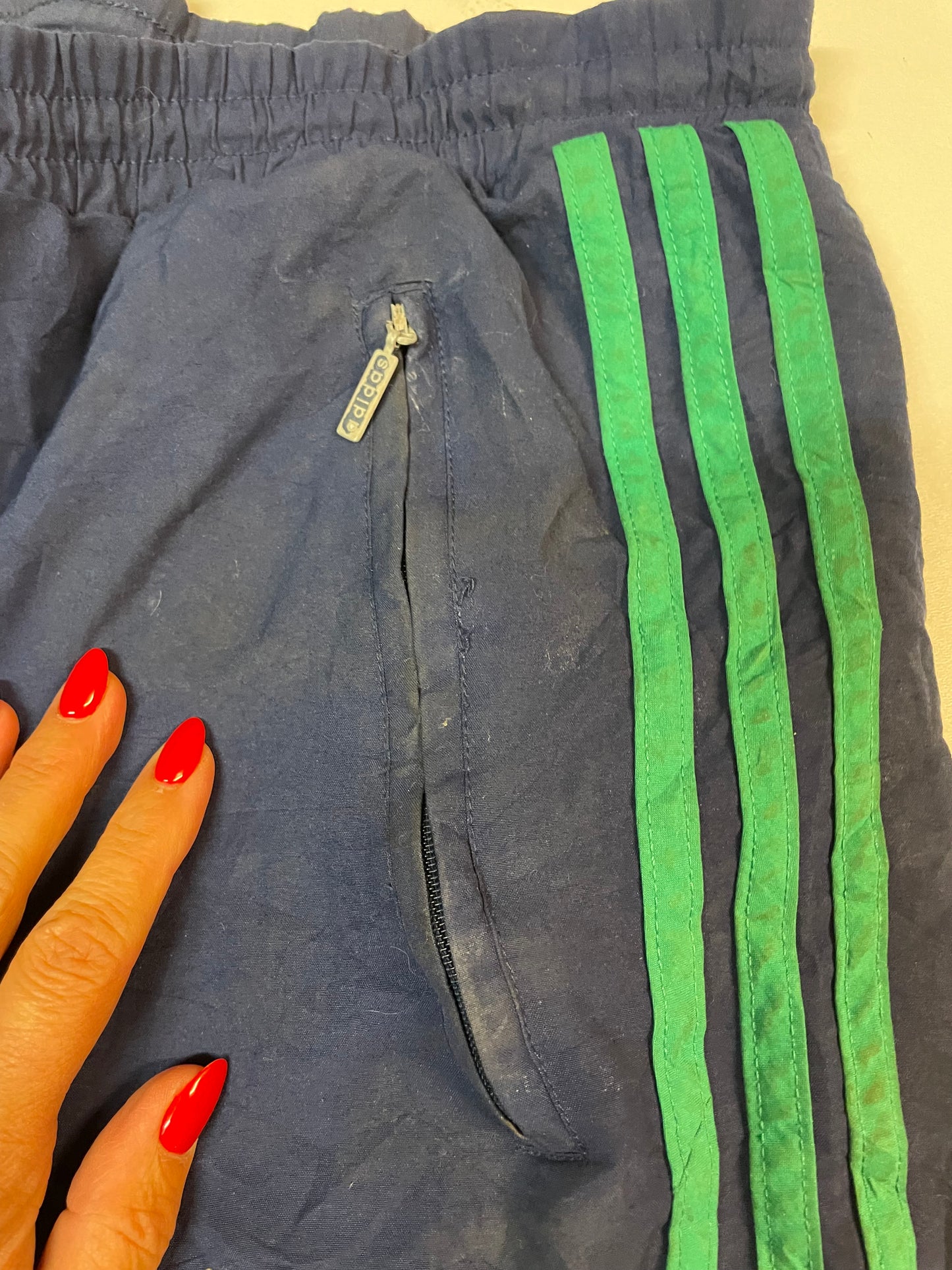 Entdecke unsere Vintage Track Pants von Nike und anderen Marken, erhältlich bei Valuxery.de - Dein Shop für trendige Vintage - Kleidung. Unsere Track Pants sind aus hochwertigen Materialien und