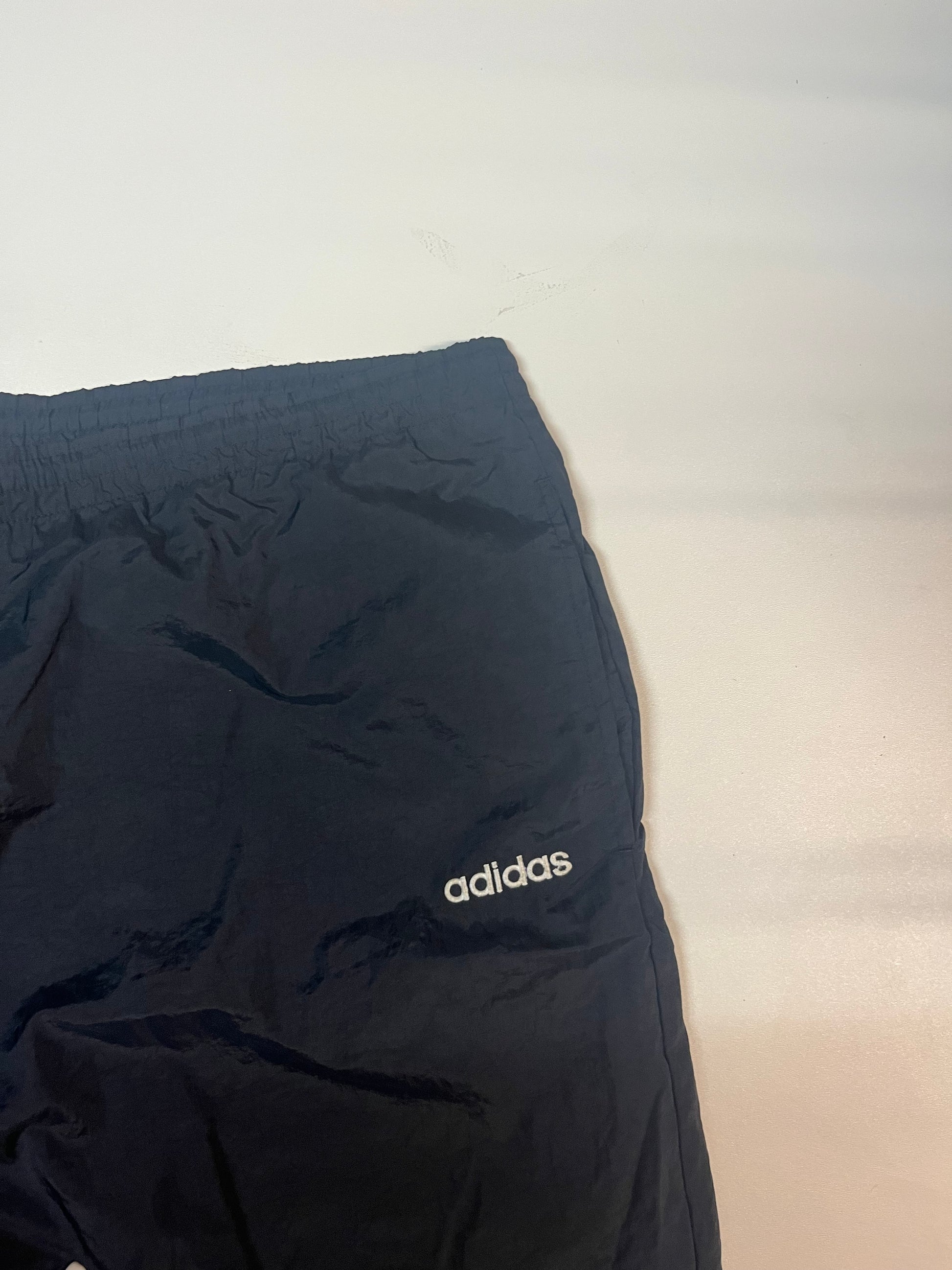 Entdecke unsere Vintage Track Pants von Nike und anderen Marken, erhältlich bei Valuxery.de - Dein Shop für trendige Vintage - Kleidung. Unsere Track Pants sind aus hochwertigen Materialien und