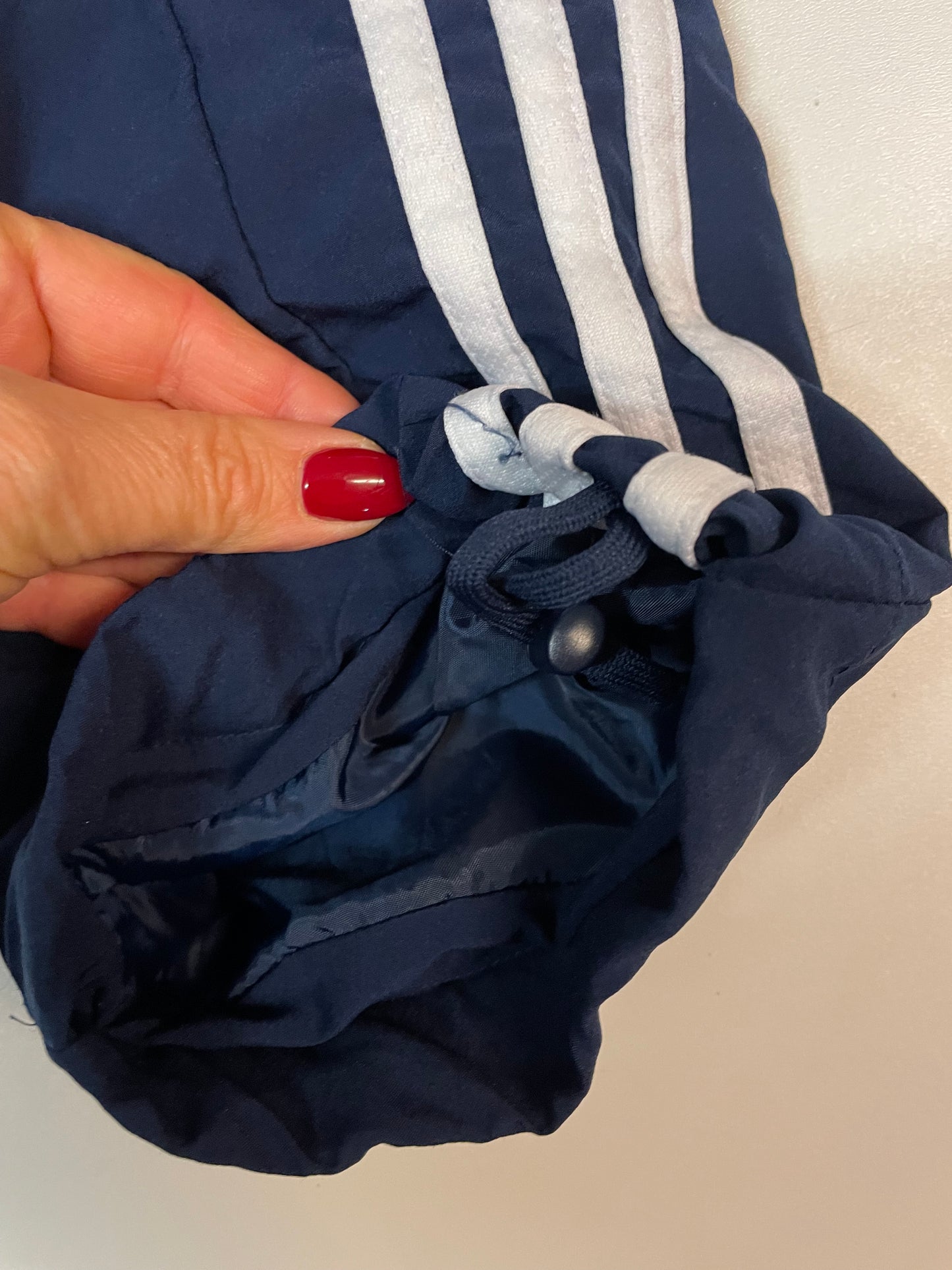 Entdecke unsere Vintage Track Pants von Nike und anderen Marken, erhältlich bei Valuxery.de - Dein Shop für trendige Vintage - Kleidung. Unsere Track Pants sind aus hochwertigen Materialien und