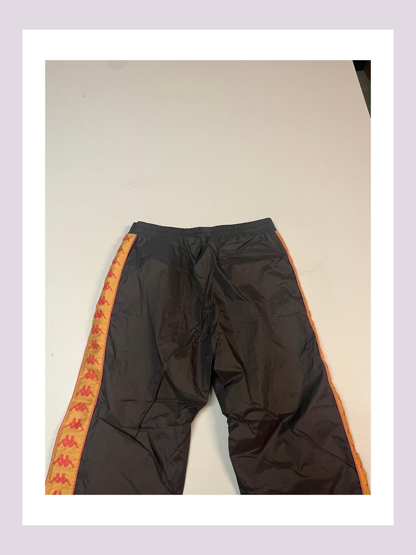Entdecke unsere Vintage Track Pants von Nike und anderen Marken, erhältlich bei Valuxery.de - Dein Shop für trendige Vintage - Kleidung. Unsere Track Pants sind aus hochwertigen Materialien und