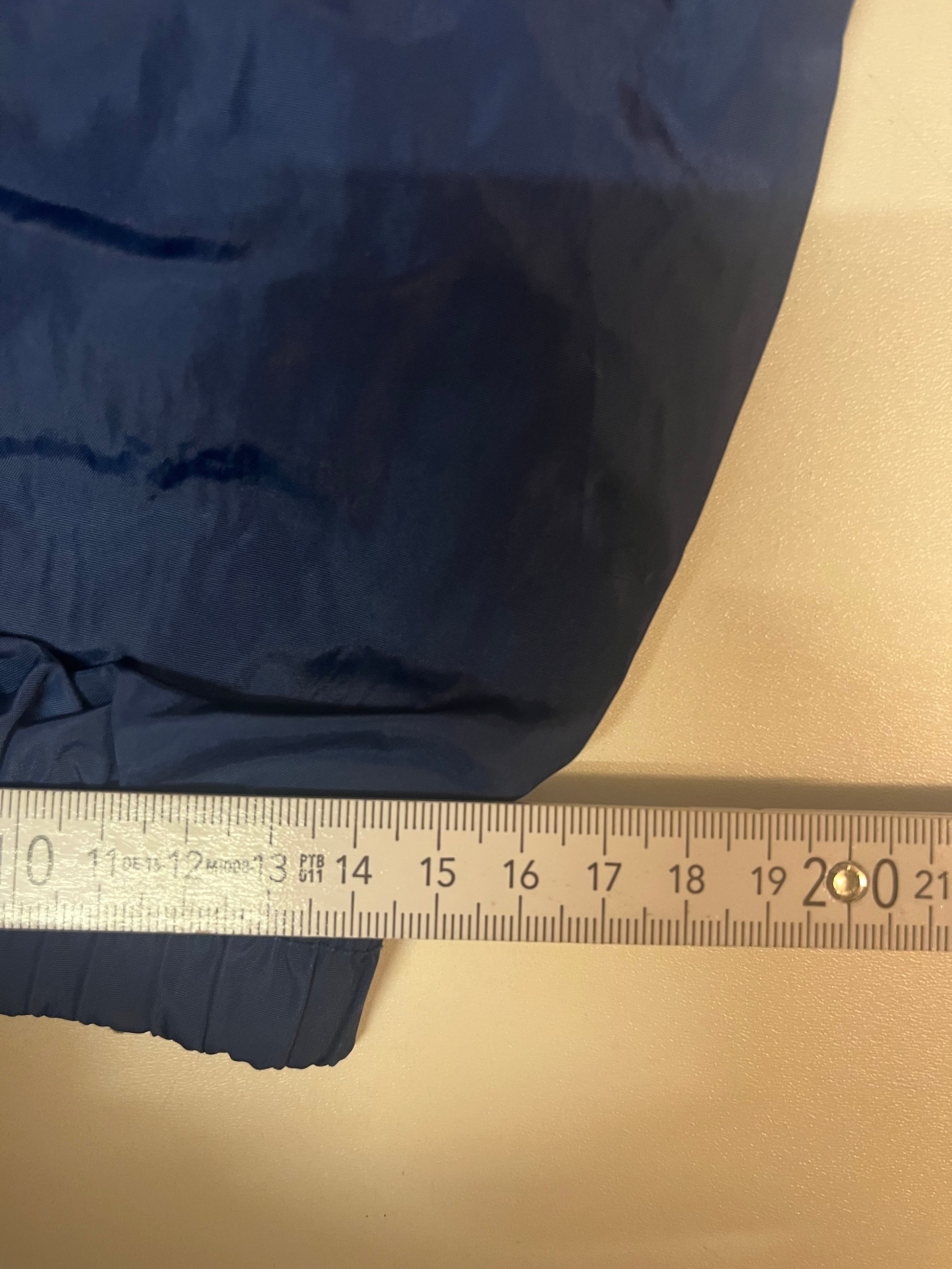 Entdecke unsere Vintage Track Pants von Nike und anderen Marken, erhältlich bei Valuxery.de - Dein Shop für trendige Vintage - Kleidung. Unsere Track Pants sind aus hochwertigen Materialien und