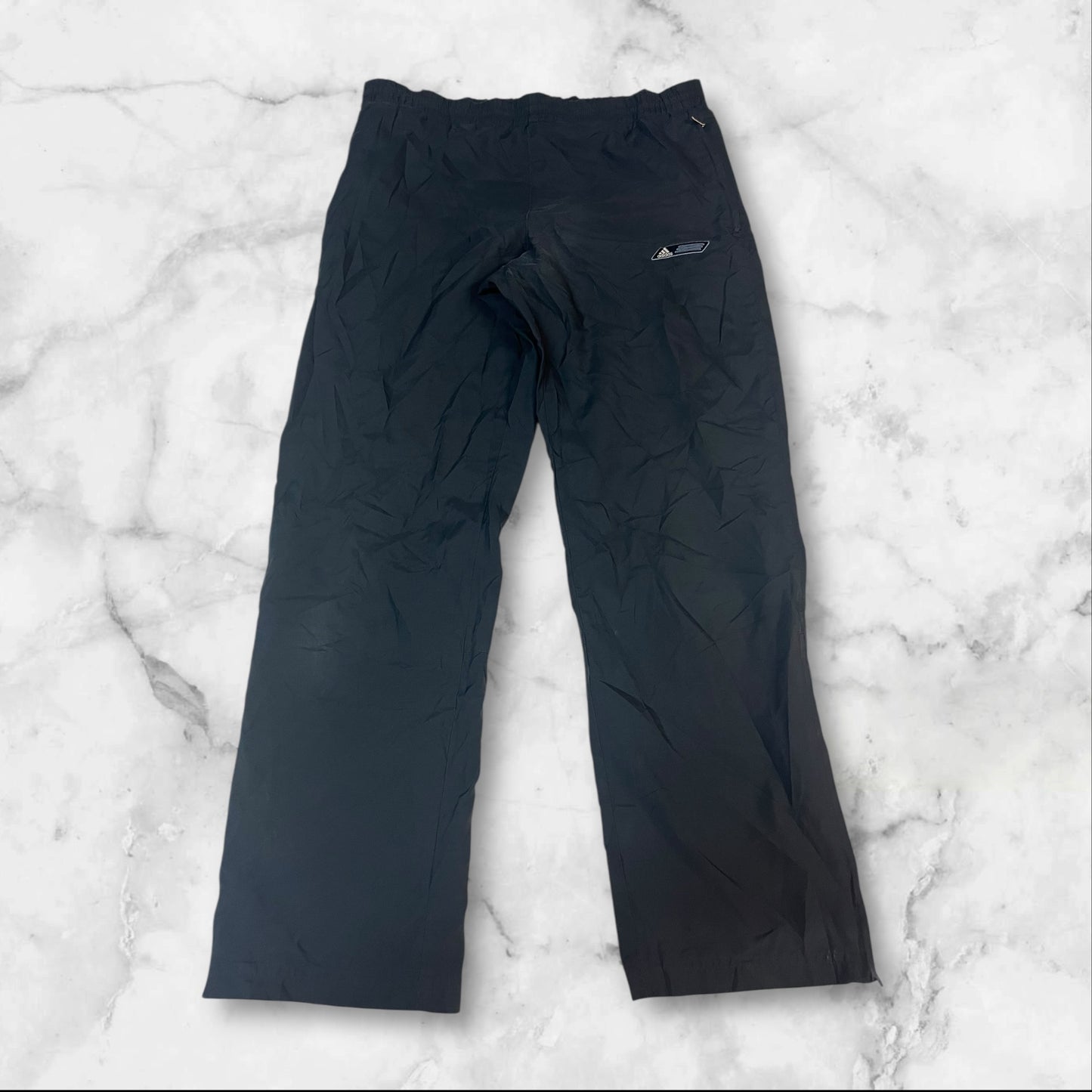 Entdecke unsere Vintage Track Pants von Nike und anderen Marken, erhältlich bei Valuxery.de - Dein Shop für trendige Vintage - Kleidung. Unsere Track Pants sind aus hochwertigen Materialien und