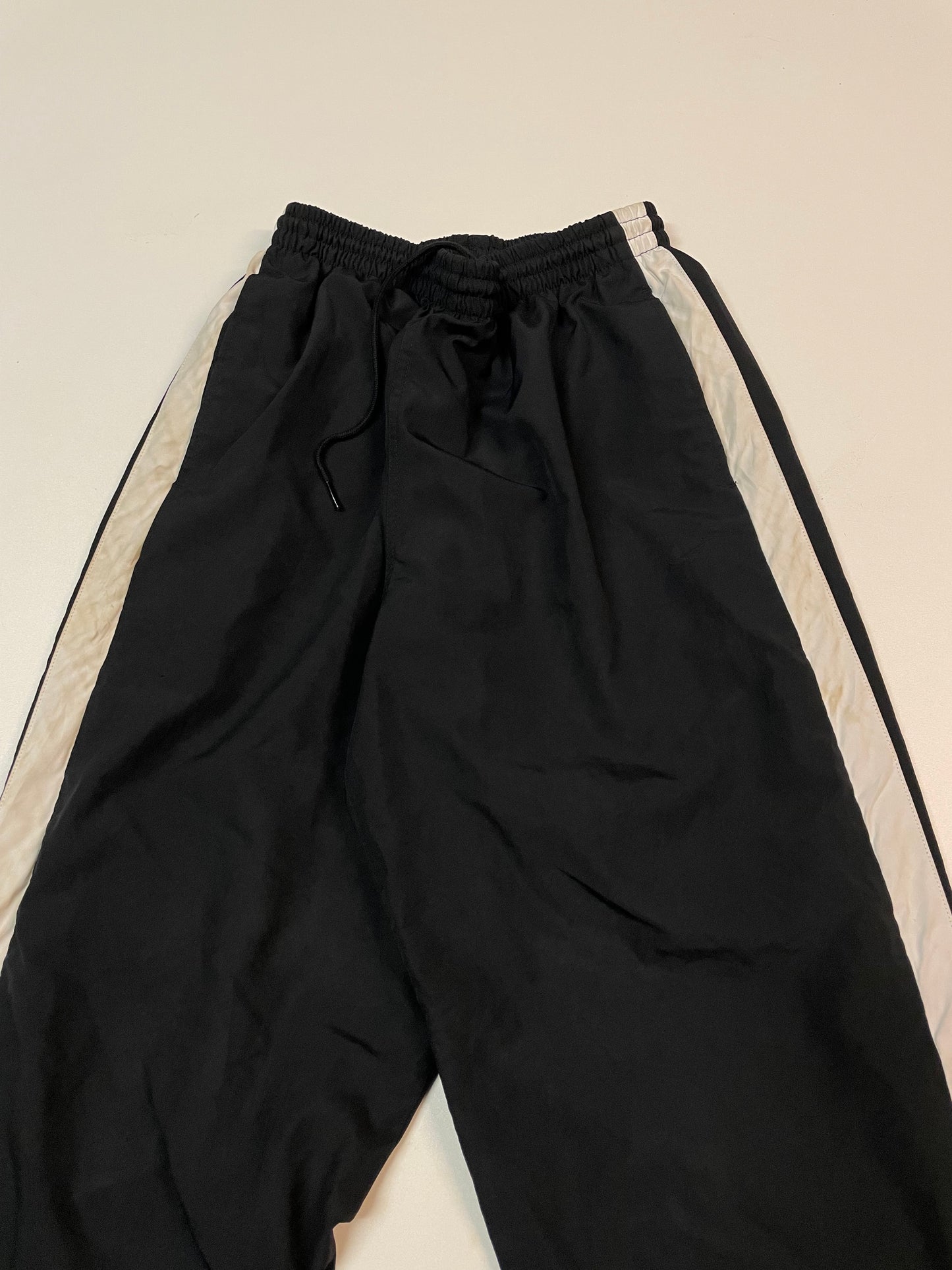 Entdecke unsere Vintage Track Pants von Nike und anderen Marken, erhältlich bei Valuxery.de - Dein Shop für trendige Vintage - Kleidung. Unsere Track Pants sind aus hochwertigen Materialien und