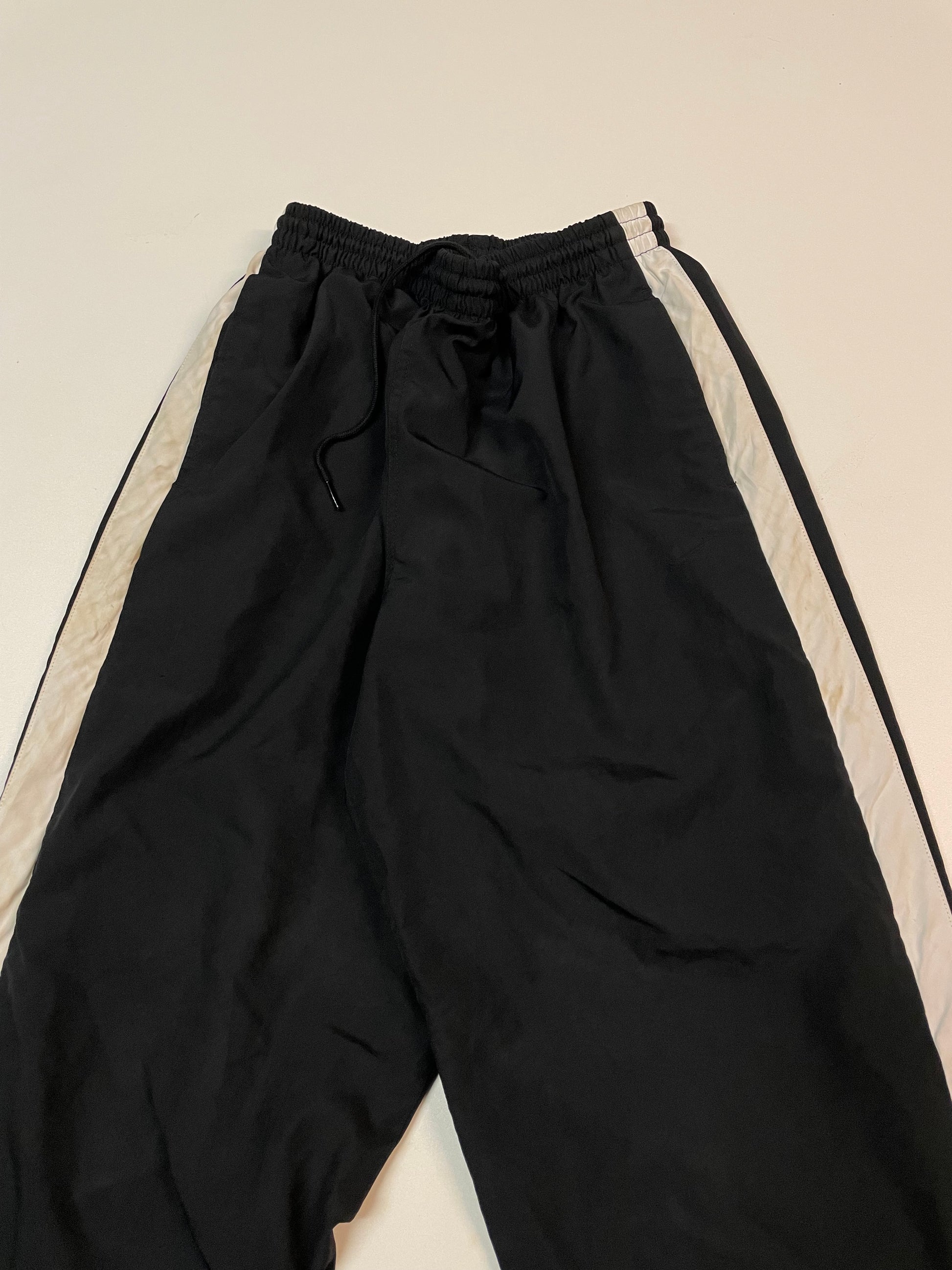 Entdecke unsere Vintage Track Pants von Nike und anderen Marken, erhältlich bei Valuxery.de - Dein Shop für trendige Vintage - Kleidung. Unsere Track Pants sind aus hochwertigen Materialien und