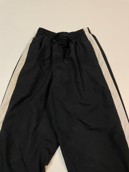 Entdecke unsere Vintage Track Pants von Nike und anderen Marken, erhältlich bei Valuxery.de - Dein Shop für trendige Vintage - Kleidung. Unsere Track Pants sind aus hochwertigen Materialien und