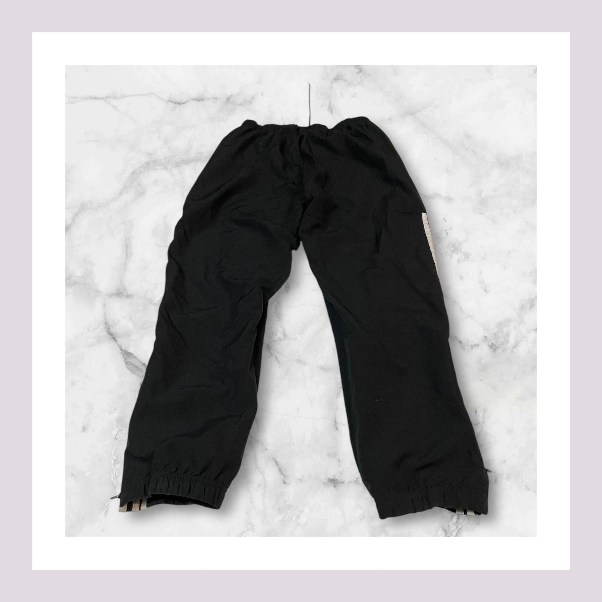 Entdecke unsere Vintage Track Pants von Nike und anderen Marken, erhältlich bei Valuxery.de - Dein Shop für trendige Vintage - Kleidung. Unsere Track Pants sind aus hochwertigen Materialien und