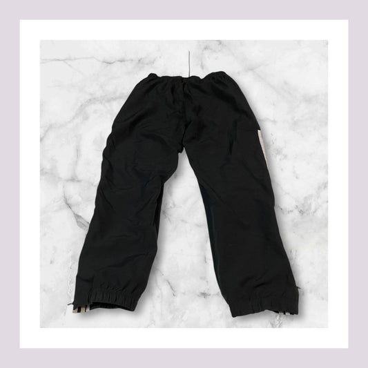 Entdecke unsere Vintage Track Pants von Nike und anderen Marken, erhältlich bei Valuxery.de - Dein Shop für trendige Vintage - Kleidung. Unsere Track Pants sind aus hochwertigen Materialien und
