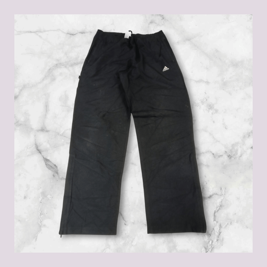 Entdecke unsere Vintage Track Pants von Nike und anderen Marken, erhältlich bei Valuxery.de - Dein Shop für trendige Vintage - Kleidung. Unsere Track Pants sind aus hochwertigen Materialien und