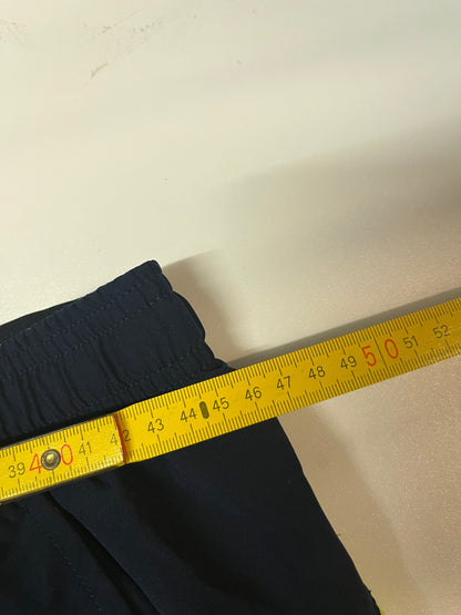 Entdecke unsere Vintage Track Pants von Nike und anderen Marken, erhältlich bei Valuxery.de - Dein Shop für trendige Vintage - Kleidung. Unsere Track Pants sind aus hochwertigen Materialien und