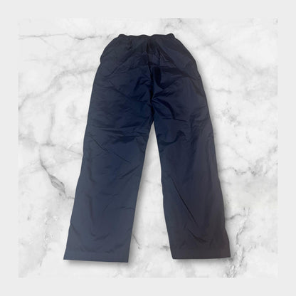 Entdecke unsere Vintage Track Pants von Nike und anderen Marken, erhältlich bei Valuxery.de - Dein Shop für trendige Vintage - Kleidung. Unsere Track Pants sind aus hochwertigen Materialien und