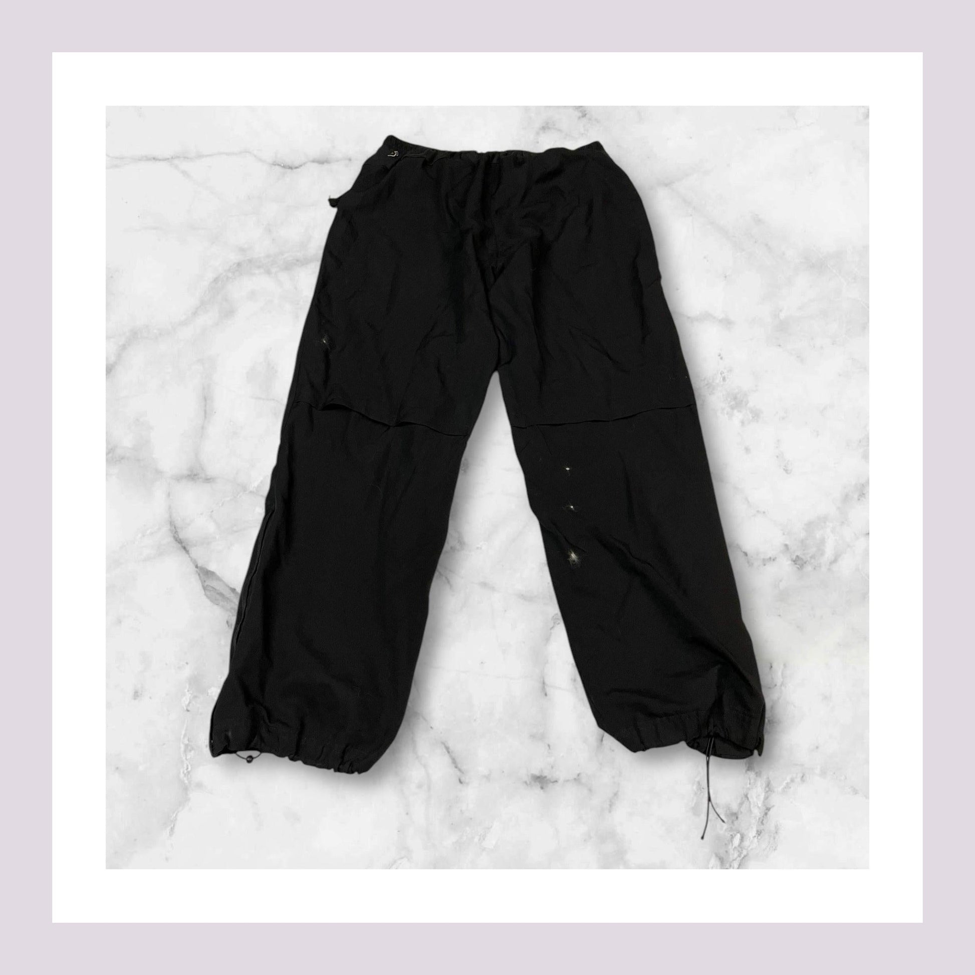 Entdecke unsere Vintage Track Pants von Nike und anderen Marken, erhältlich bei Valuxery.de - Dein Shop für trendige Vintage - Kleidung. Unsere Track Pants sind aus hochwertigen Materialien und