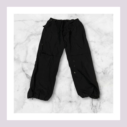 Entdecke unsere Vintage Track Pants von Nike und anderen Marken, erhältlich bei Valuxery.de - Dein Shop für trendige Vintage - Kleidung. Unsere Track Pants sind aus hochwertigen Materialien und