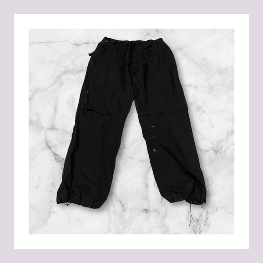 Entdecke unsere Vintage Track Pants von Nike und anderen Marken, erhältlich bei Valuxery.de - Dein Shop für trendige Vintage - Kleidung. Unsere Track Pants sind aus hochwertigen Materialien und