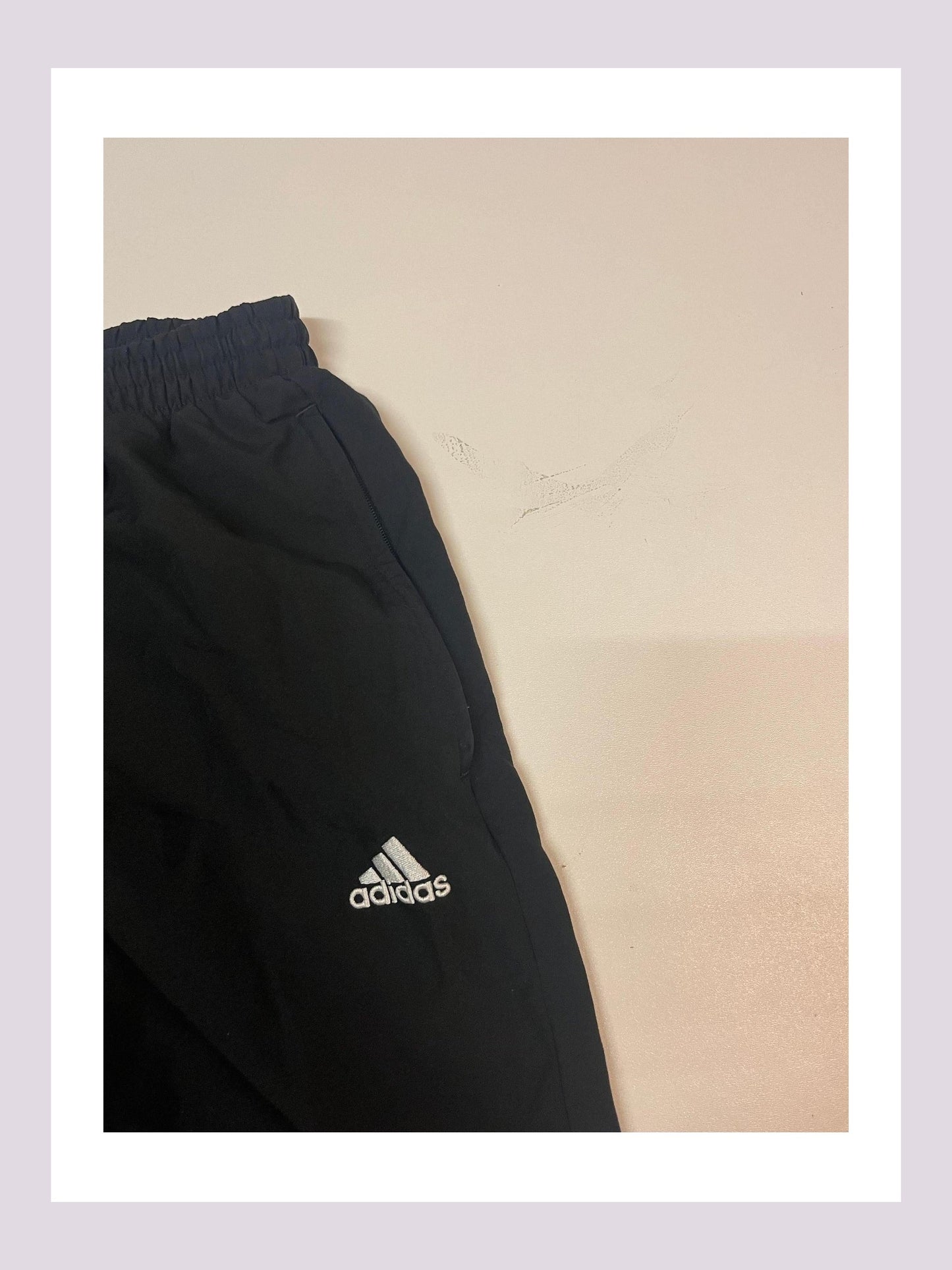 Entdecke unsere Vintage Track Pants von Nike und anderen Marken, erhältlich bei Valuxery.de - Dein Shop für trendige Vintage - Kleidung. Unsere Track Pants sind aus hochwertigen Materialien und