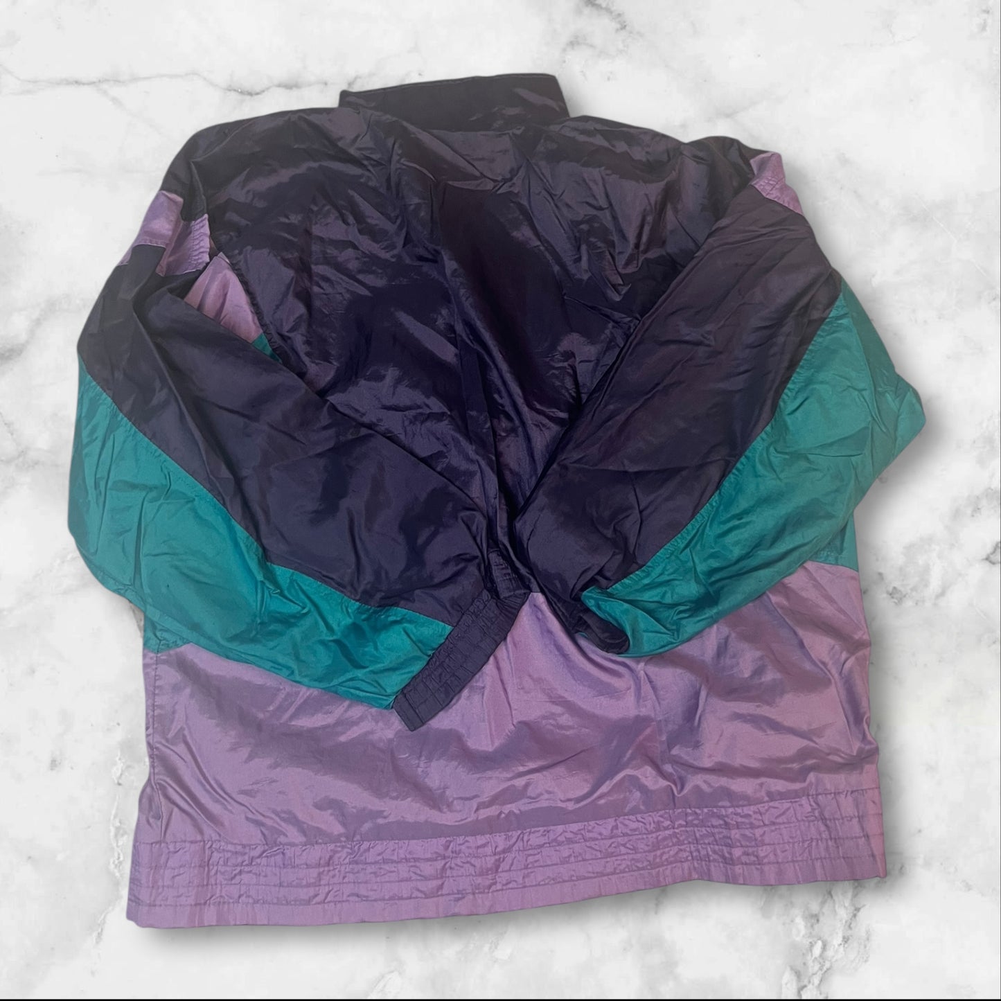 Entdecke unsere Vintage Track Pants von Nike und anderen Marken, erhältlich bei Valuxery.de - Dein Shop für trendige Vintage - Kleidung. Unsere Track Pants sind aus hochwertigen Materialien und