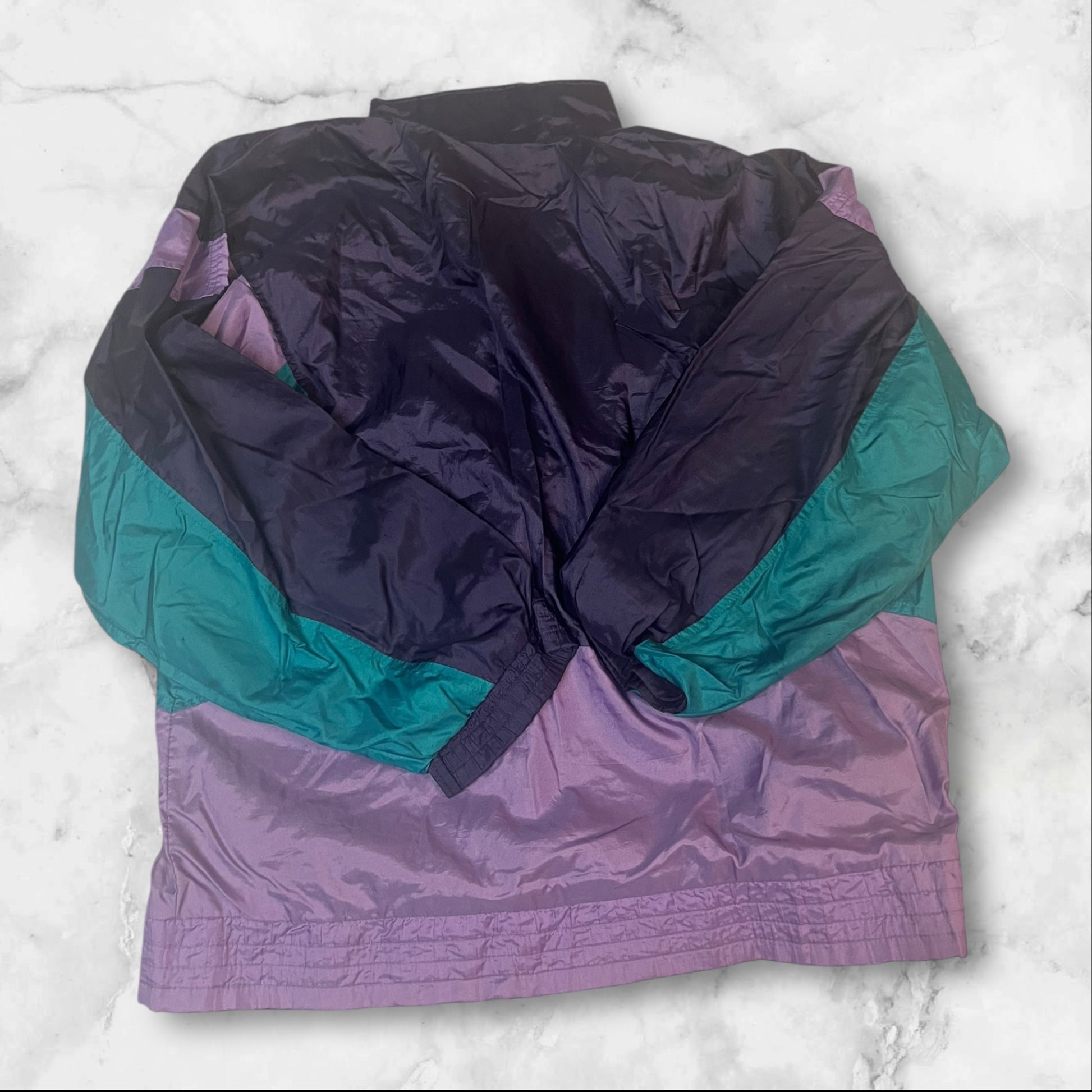 Entdecke unsere Vintage Track Pants von Nike und anderen Marken, erhältlich bei Valuxery.de - Dein Shop für trendige Vintage - Kleidung. Unsere Track Pants sind aus hochwertigen Materialien und