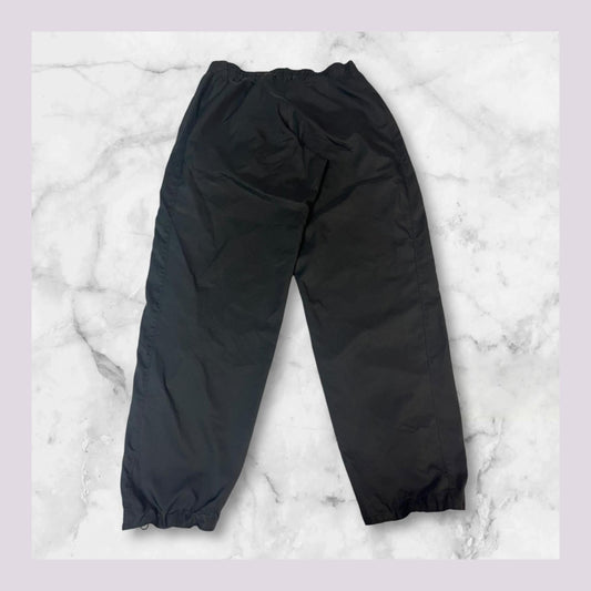 Entdecke unsere Vintage Track Pants von Nike und anderen Marken, erhältlich bei Valuxery.de - Dein Shop für trendige Vintage - Kleidung. Unsere Track Pants sind aus hochwertigen Materialien und