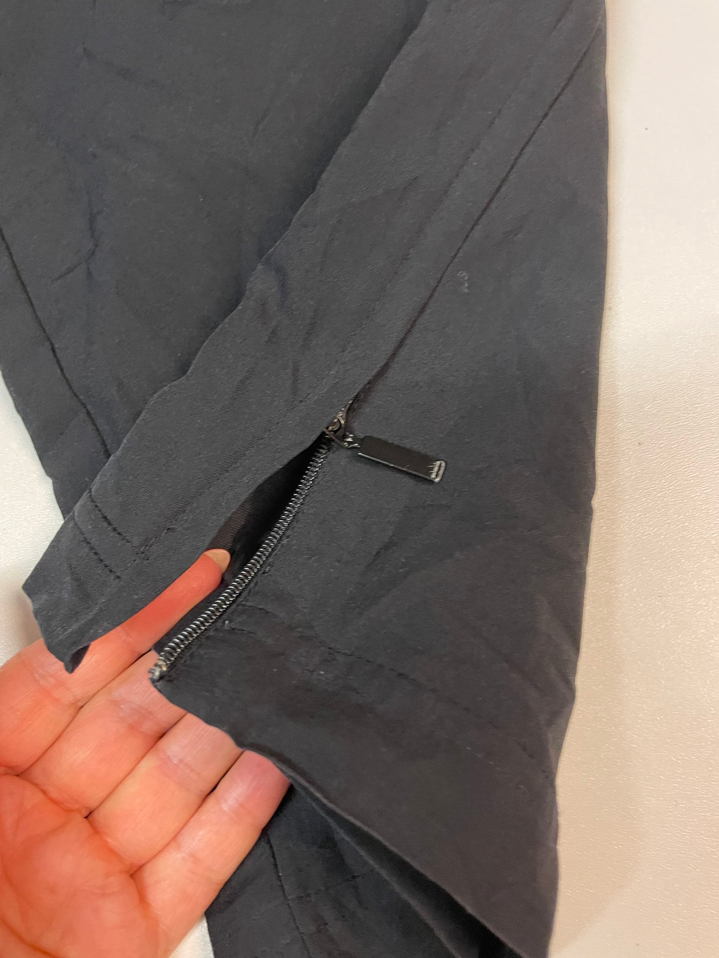 Entdecke unsere Vintage Track Pants von Nike und anderen Marken, erhältlich bei Valuxery.de - Dein Shop für trendige Vintage - Kleidung. Unsere Track Pants sind aus hochwertigen Materialien und