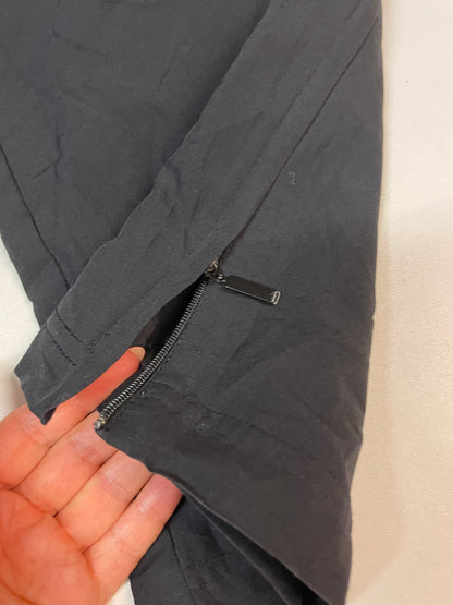 Entdecke unsere Vintage Track Pants von Nike und anderen Marken, erhältlich bei Valuxery.de - Dein Shop für trendige Vintage - Kleidung. Unsere Track Pants sind aus hochwertigen Materialien und