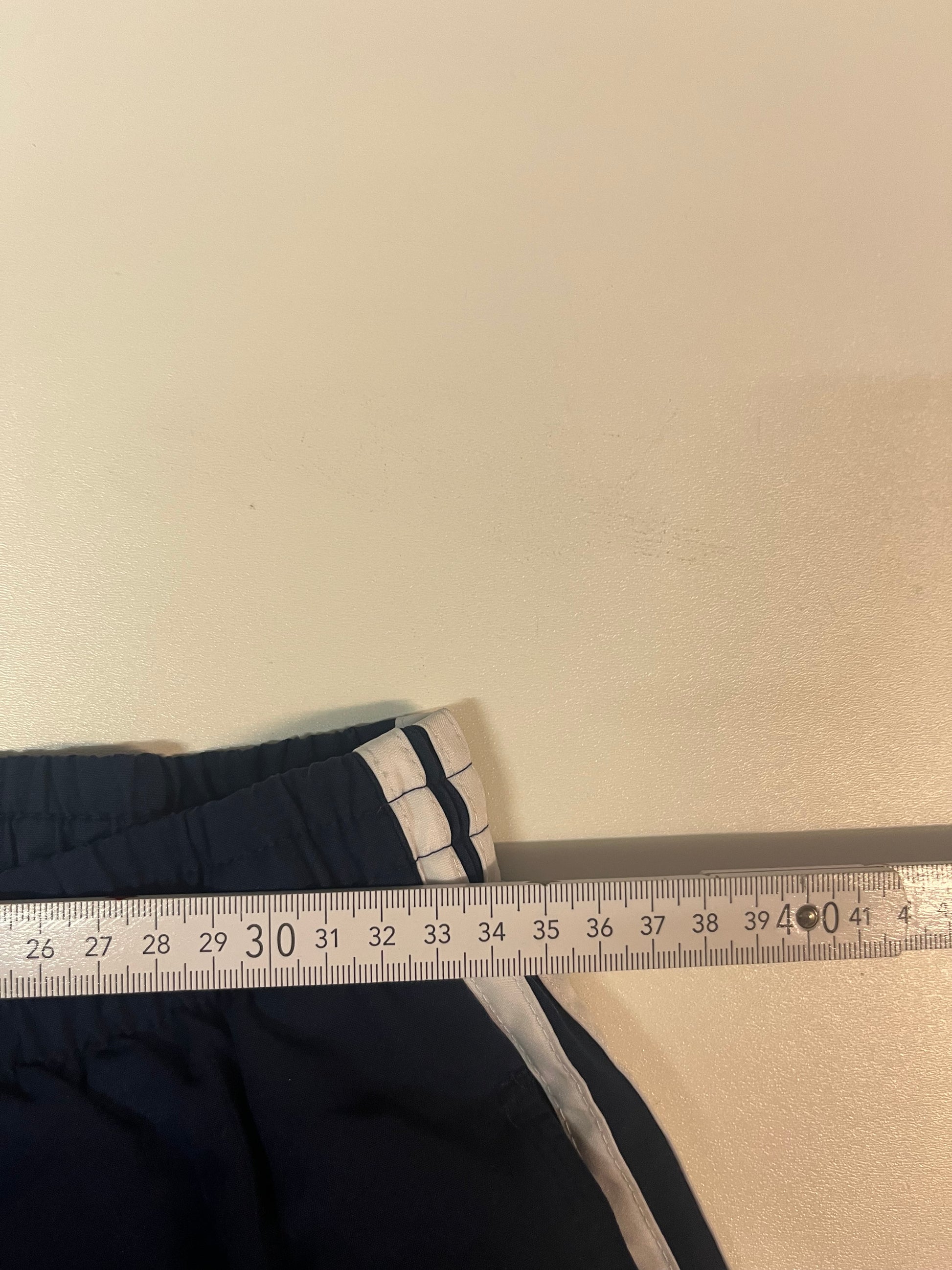 Entdecke unsere Vintage Track Pants von Nike und anderen Marken, erhältlich bei Valuxery.de - Dein Shop für trendige Vintage - Kleidung. Unsere Track Pants sind aus hochwertigen Materialien und