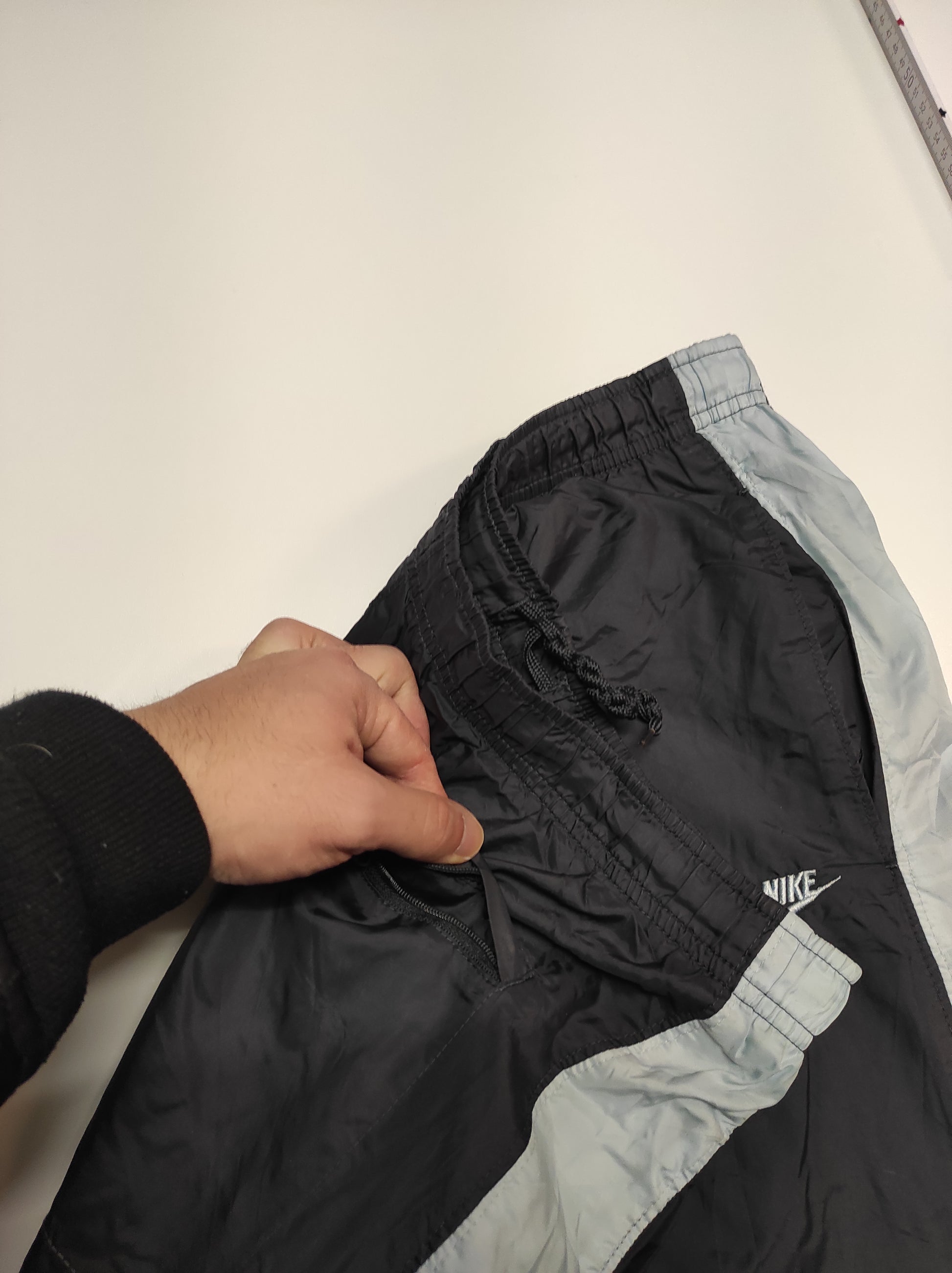 Entdecke unsere Vintage Track Pants von Nike und anderen Marken, erhältlich bei Valuxery.de - Dein Shop für trendige Vintage - Kleidung. Unsere Track Pants sind aus hochwertigen Materialien und
