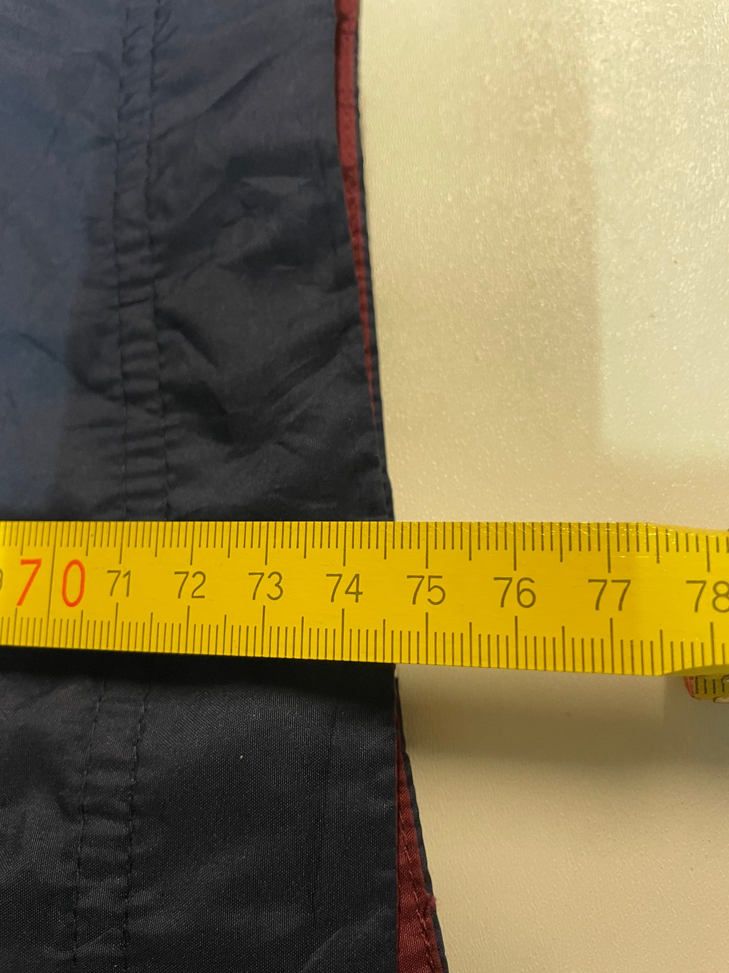 Entdecke unsere Vintage Track Pants von Nike und anderen Marken, erhältlich bei Valuxery.de - Dein Shop für trendige Vintage - Kleidung. Unsere Track Pants sind aus hochwertigen Materialien und