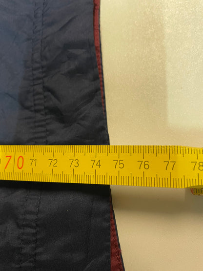 Entdecke unsere Vintage Track Pants von Nike und anderen Marken, erhältlich bei Valuxery.de - Dein Shop für trendige Vintage - Kleidung. Unsere Track Pants sind aus hochwertigen Materialien und