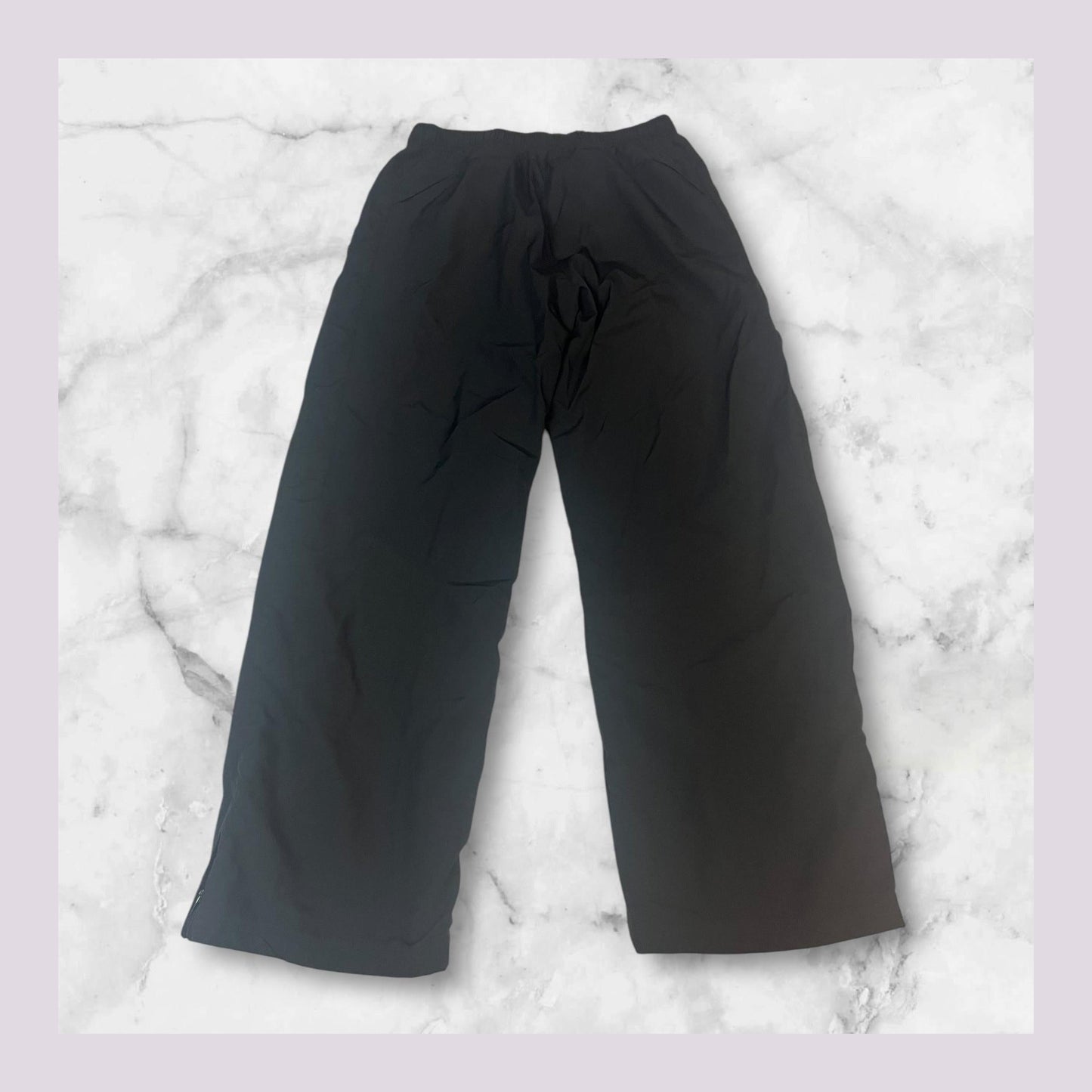 Entdecke unsere Vintage Track Pants von Nike und anderen Marken, erhältlich bei Valuxery.de - Dein Shop für trendige Vintage - Kleidung. Unsere Track Pants sind aus hochwertigen Materialien und