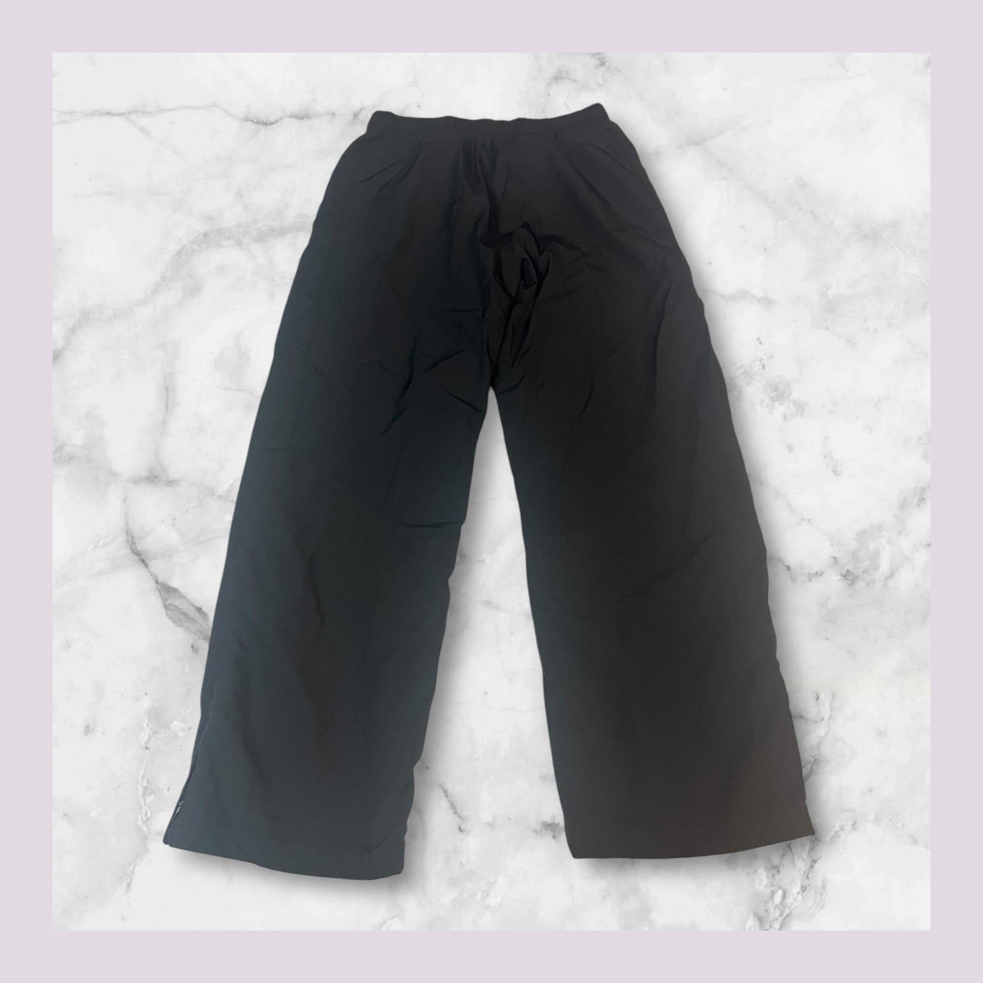 Entdecke unsere Vintage Track Pants von Nike und anderen Marken, erhältlich bei Valuxery.de - Dein Shop für trendige Vintage - Kleidung. Unsere Track Pants sind aus hochwertigen Materialien und