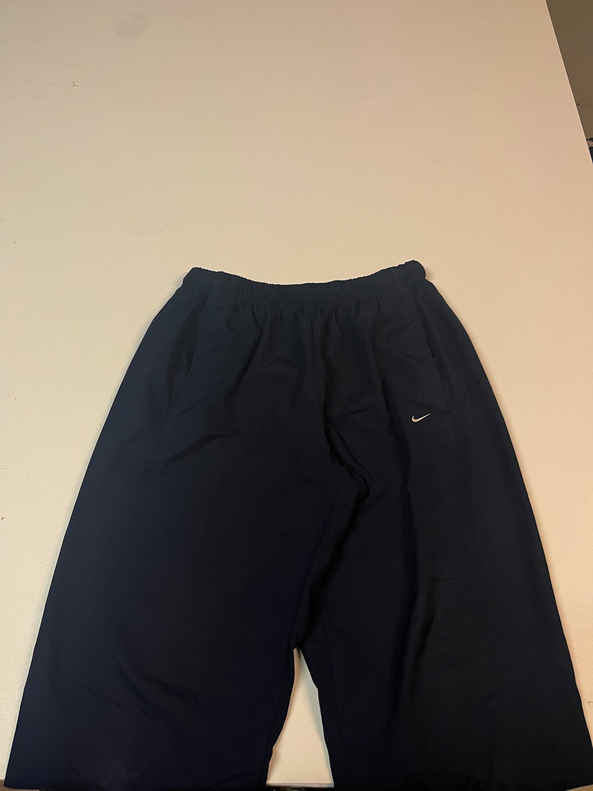 Entdecke unsere Vintage Track Pants von Nike und anderen Marken, erhältlich bei Valuxery.de - Dein Shop für trendige Vintage - Kleidung. Unsere Track Pants sind aus hochwertigen Materialien und