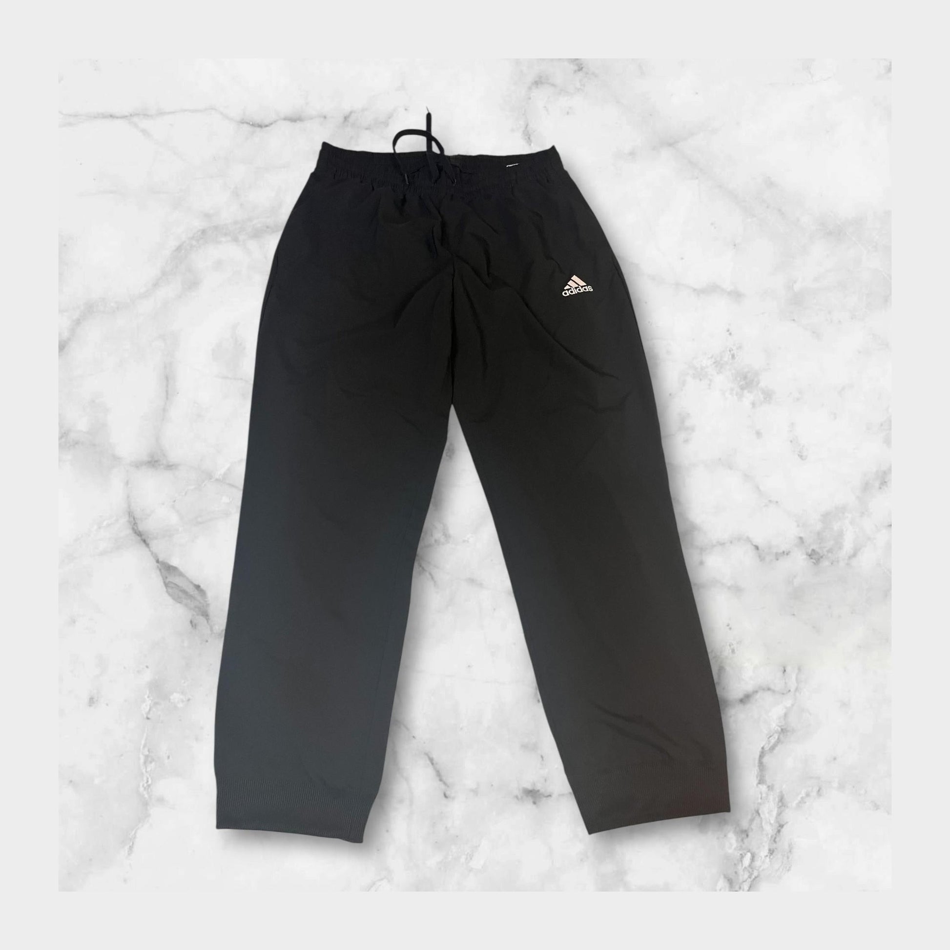 Entdecke unsere Vintage Track Pants von Nike und anderen Marken, erhältlich bei Valuxery.de - Dein Shop für trendige Vintage - Kleidung. Unsere Track Pants sind aus hochwertigen Materialien und