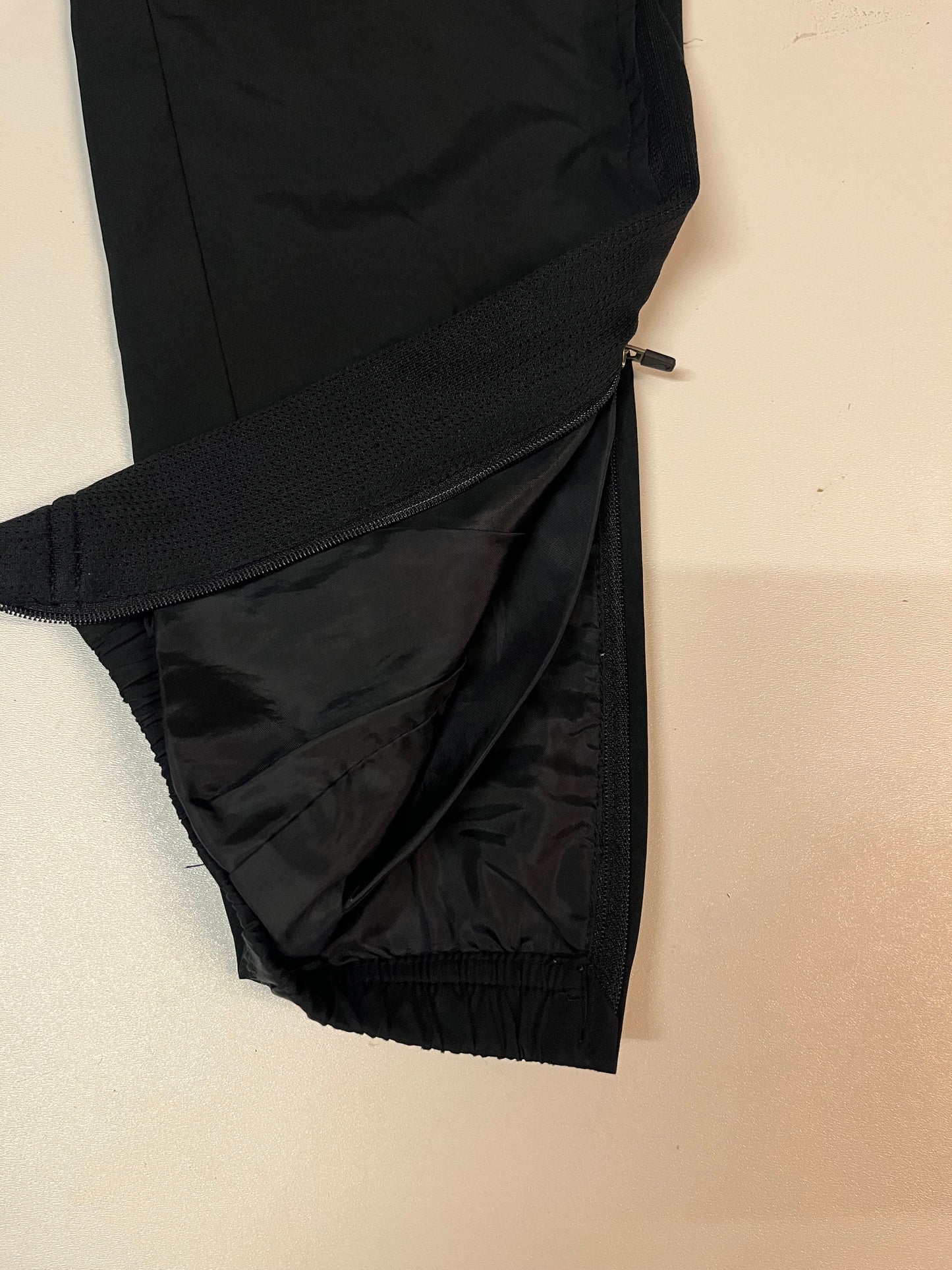 Entdecke unsere Vintage Track Pants von Nike und anderen Marken, erhältlich bei Valuxery.de - Dein Shop für trendige Vintage - Kleidung. Unsere Track Pants sind aus hochwertigen Materialien und