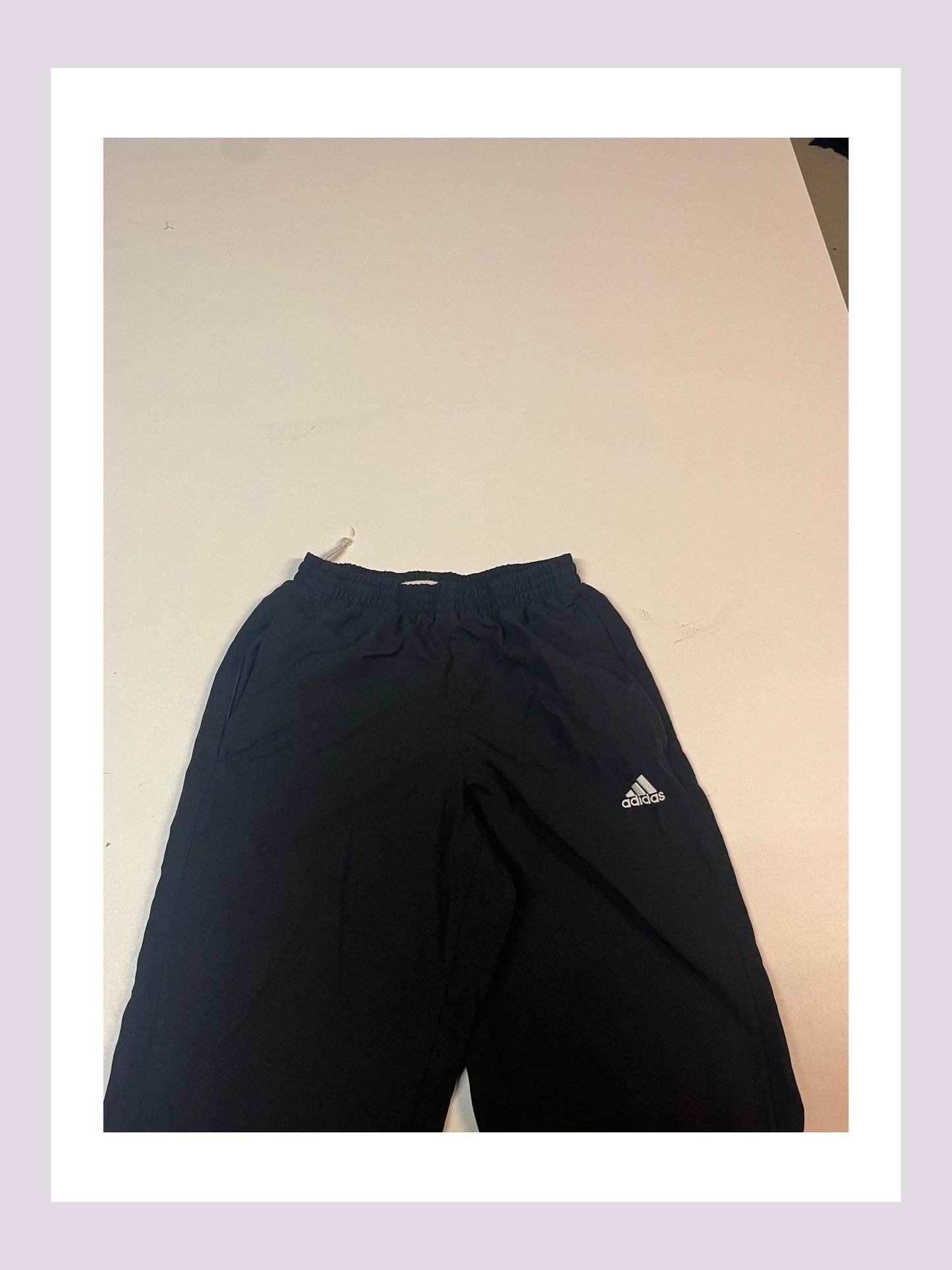 Entdecke unsere Vintage Track Pants von Nike und anderen Marken, erhältlich bei Valuxery.de - Dein Shop für trendige Vintage - Kleidung. Unsere Track Pants sind aus hochwertigen Materialien und