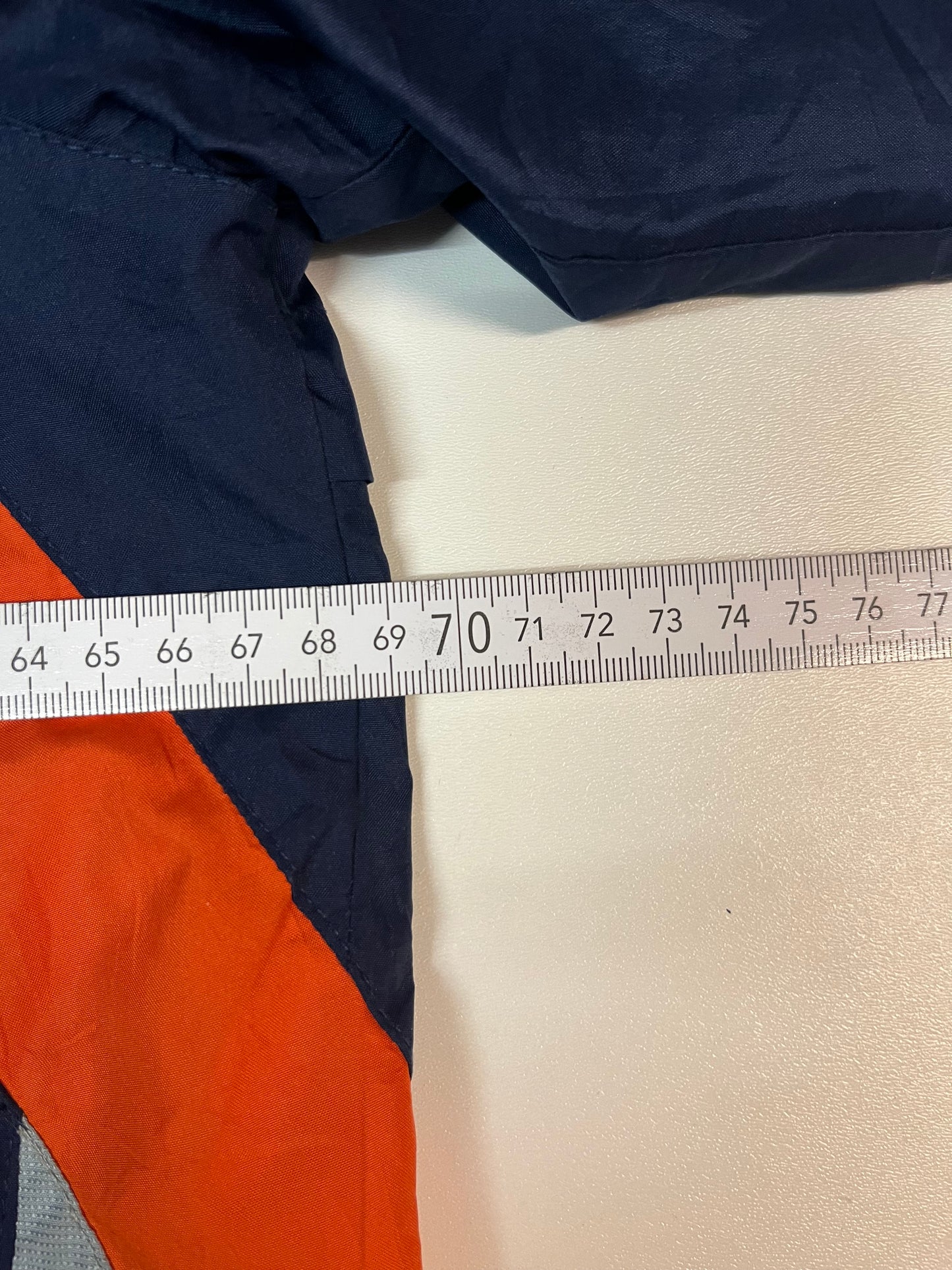 Entdecke unsere Vintage Track Pants von Nike und anderen Marken, erhältlich bei Valuxery.de - Dein Shop für trendige Vintage - Kleidung. Unsere Track Pants sind aus hochwertigen Materialien und