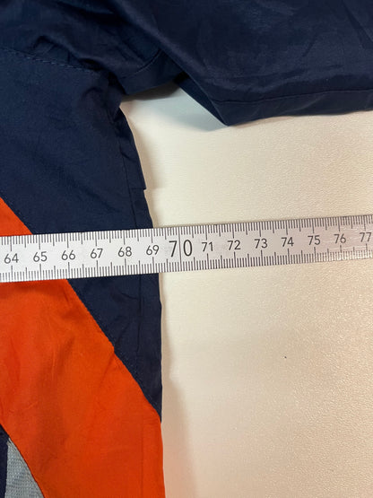 Entdecke unsere Vintage Track Pants von Nike und anderen Marken, erhältlich bei Valuxery.de - Dein Shop für trendige Vintage - Kleidung. Unsere Track Pants sind aus hochwertigen Materialien und