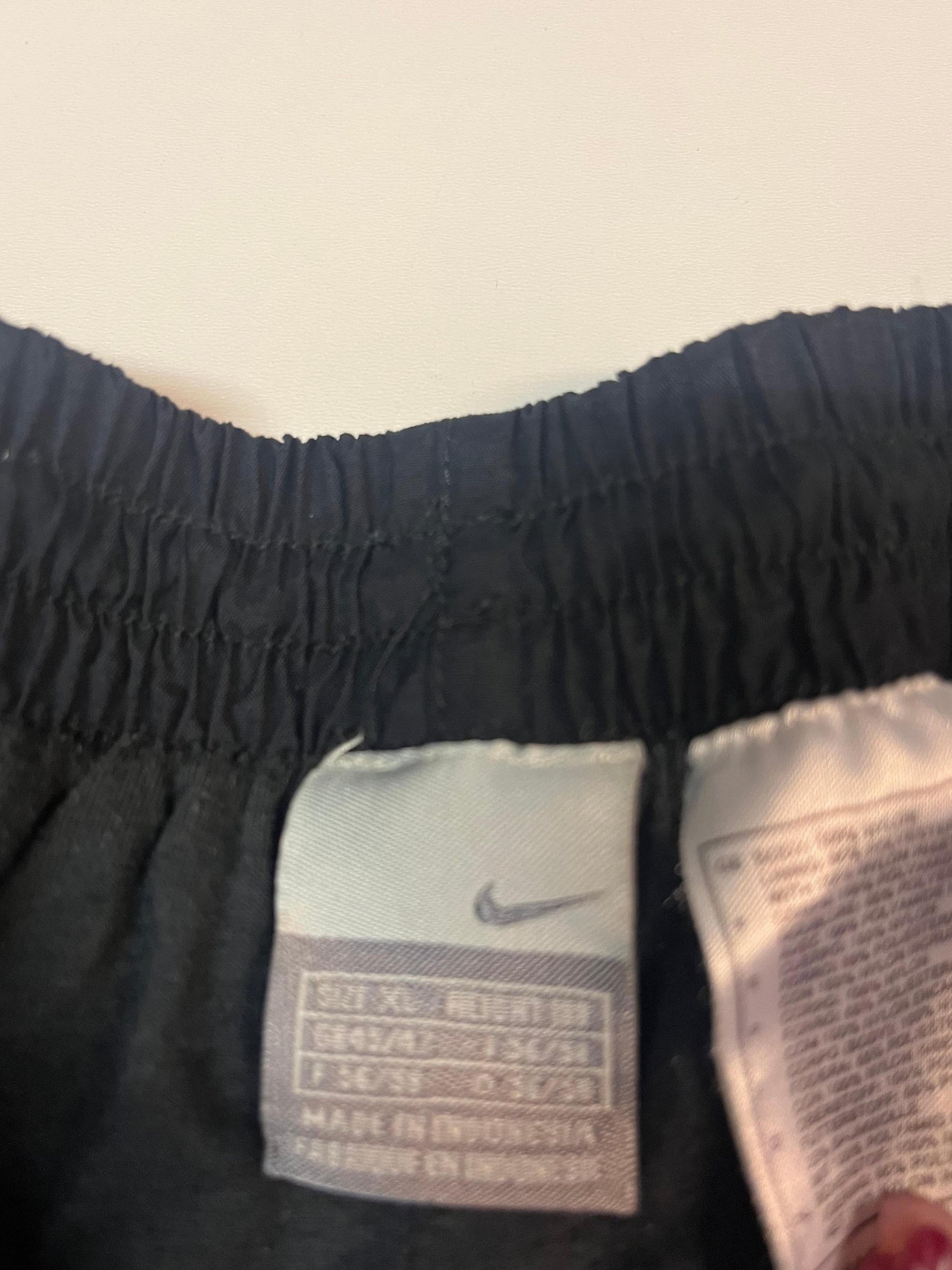 Entdecke unsere Vintage Track Pants von Nike und anderen Marken, erhältlich bei Valuxery.de - Dein Shop für trendige Vintage - Kleidung. Unsere Track Pants sind aus hochwertigen Materialien und