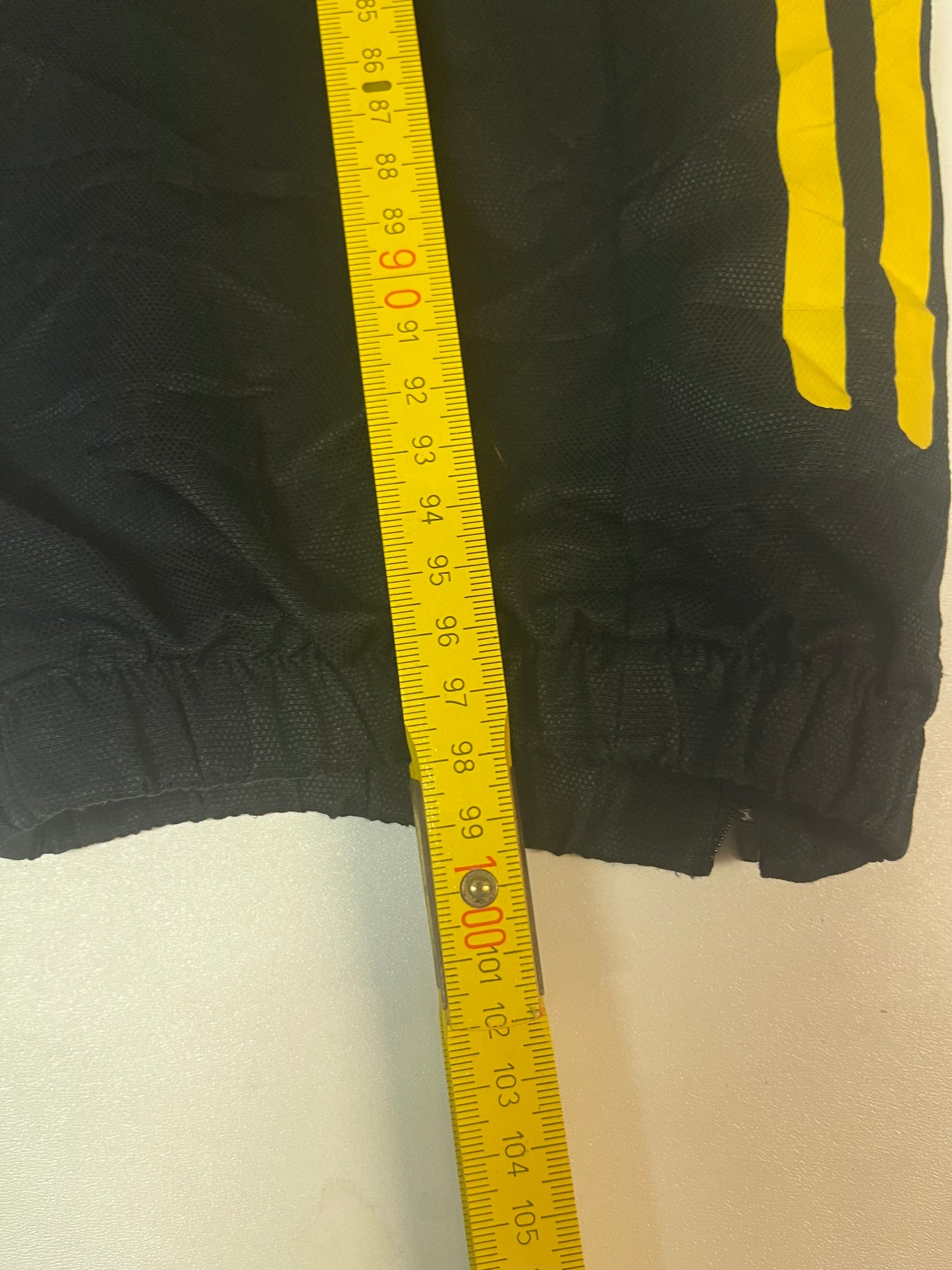 Entdecke unsere Vintage Track Pants von Nike und anderen Marken, erhältlich bei Valuxery.de - Dein Shop für trendige Vintage - Kleidung. Unsere Track Pants sind aus hochwertigen Materialien und