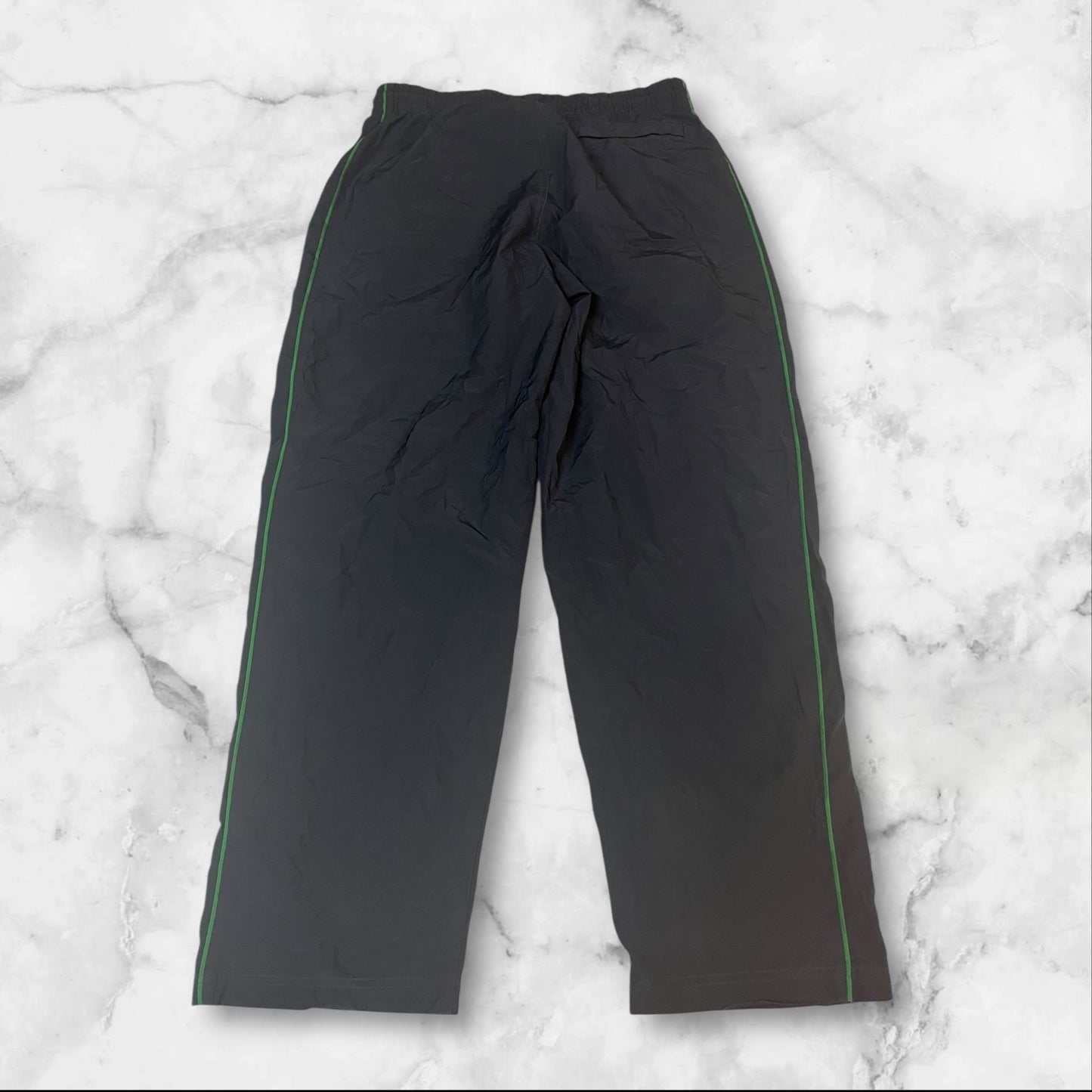 Entdecke unsere Vintage Track Pants von Nike und anderen Marken, erhältlich bei Valuxery.de - Dein Shop für trendige Vintage - Kleidung. Unsere Track Pants sind aus hochwertigen Materialien und