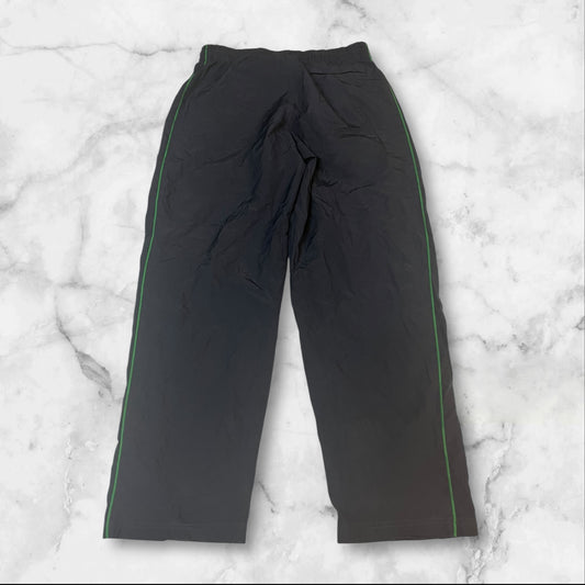 Entdecke unsere Vintage Track Pants von Nike und anderen Marken, erhältlich bei Valuxery.de - Dein Shop für trendige Vintage - Kleidung. Unsere Track Pants sind aus hochwertigen Materialien und