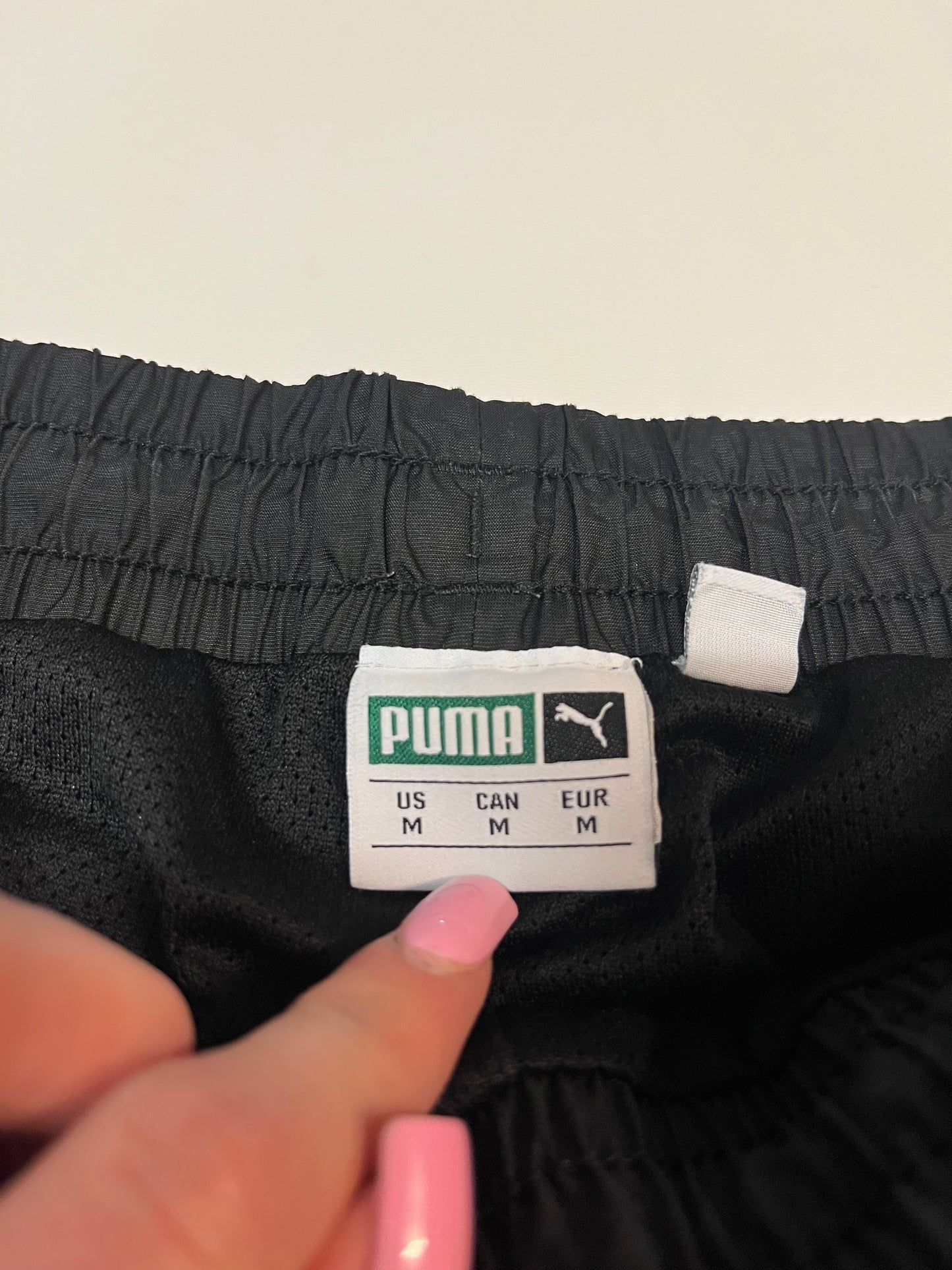 Entdecke unsere Vintage Track Pants von Nike und anderen Marken, erhältlich bei Valuxery.de - Dein Shop für trendige Vintage - Kleidung. Unsere Track Pants sind aus hochwertigen Materialien und