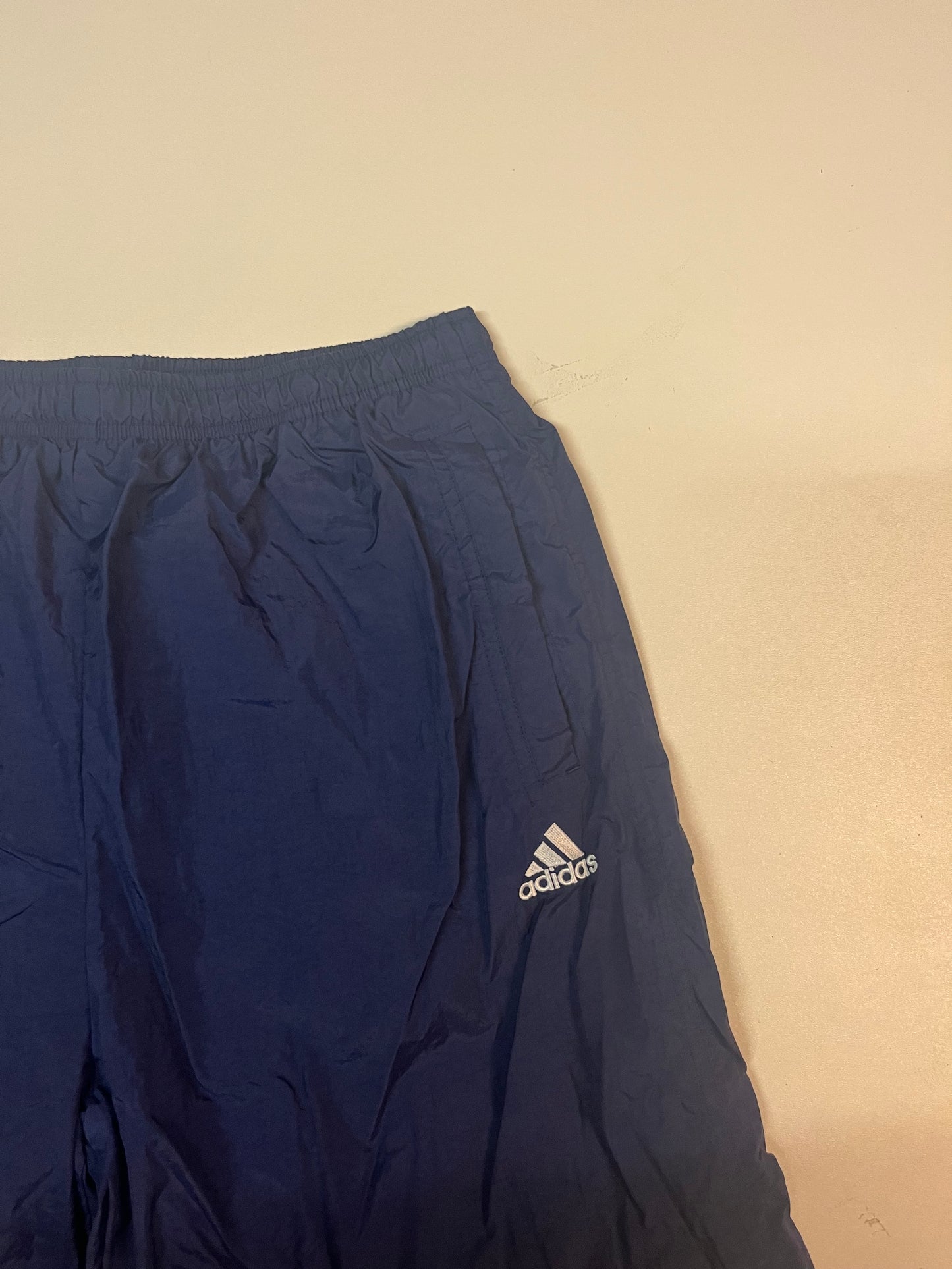 Entdecke unsere Vintage Track Pants von Nike und anderen Marken, erhältlich bei Valuxery.de - Dein Shop für trendige Vintage - Kleidung. Unsere Track Pants sind aus hochwertigen Materialien und