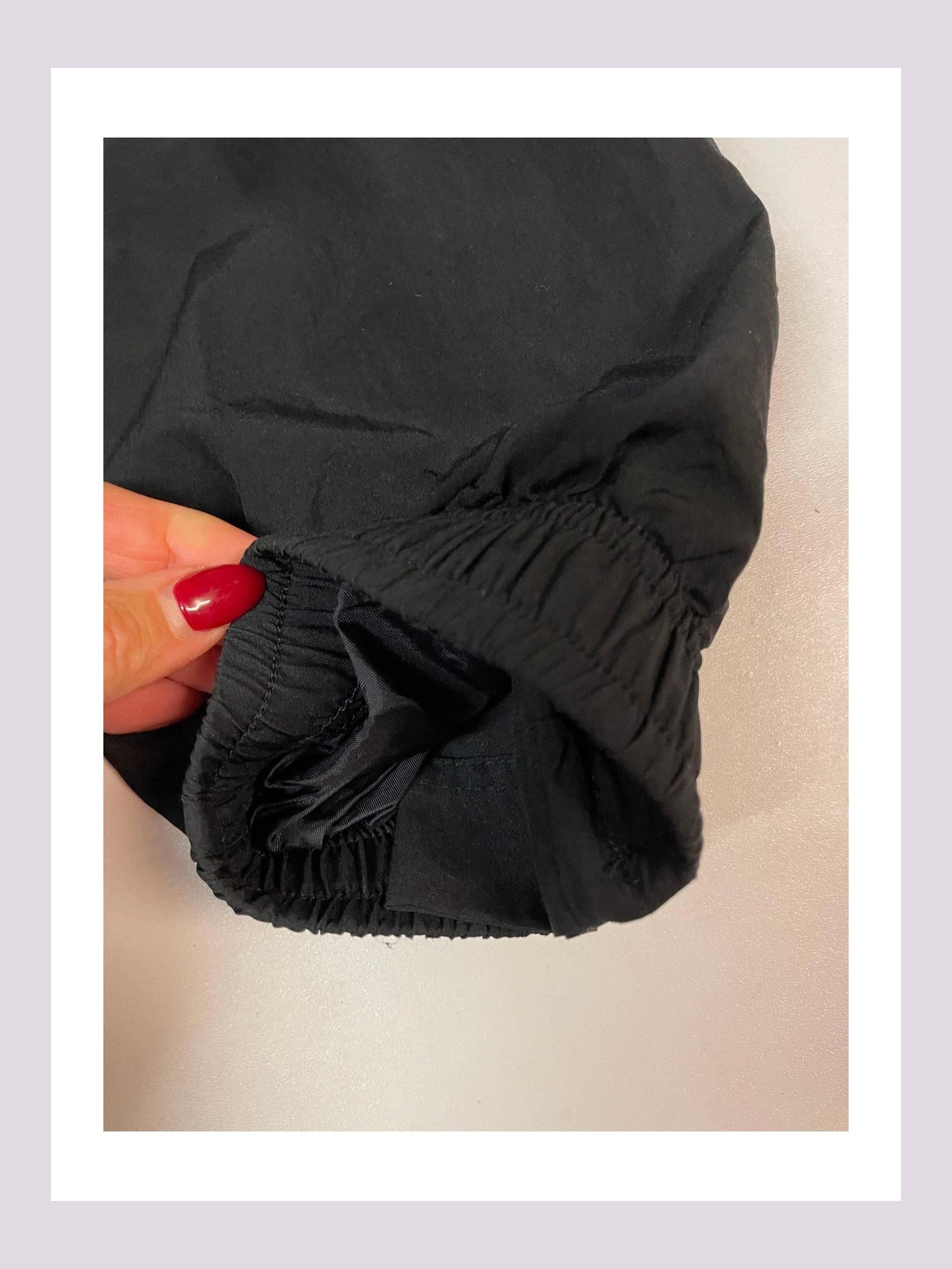 Entdecke unsere Vintage Track Pants von Nike und anderen Marken, erhältlich bei Valuxery.de - Dein Shop für trendige Vintage - Kleidung. Unsere Track Pants sind aus hochwertigen Materialien und