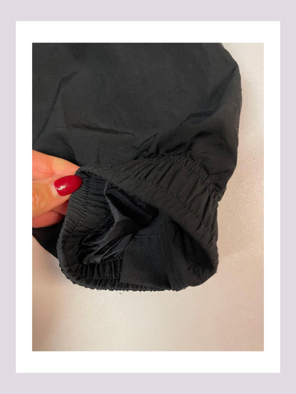 Entdecke unsere Vintage Track Pants von Nike und anderen Marken, erhältlich bei Valuxery.de - Dein Shop für trendige Vintage - Kleidung. Unsere Track Pants sind aus hochwertigen Materialien und