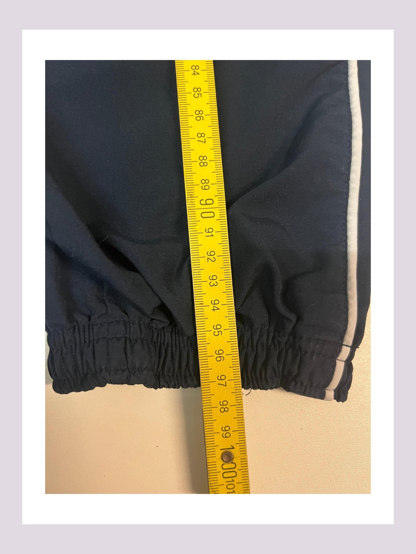 Entdecke unsere Vintage Track Pants von Nike und anderen Marken, erhältlich bei Valuxery.de - Dein Shop für trendige Vintage - Kleidung. Unsere Track Pants sind aus hochwertigen Materialien und