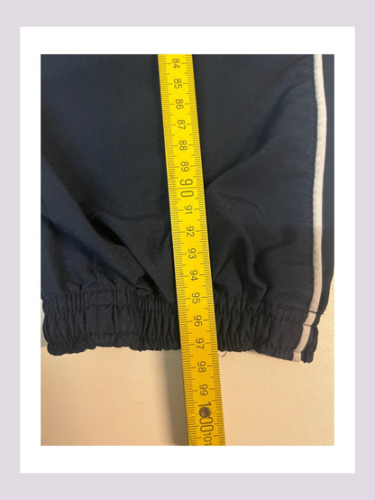 Entdecke unsere Vintage Track Pants von Nike und anderen Marken, erhältlich bei Valuxery.de - Dein Shop für trendige Vintage - Kleidung. Unsere Track Pants sind aus hochwertigen Materialien und