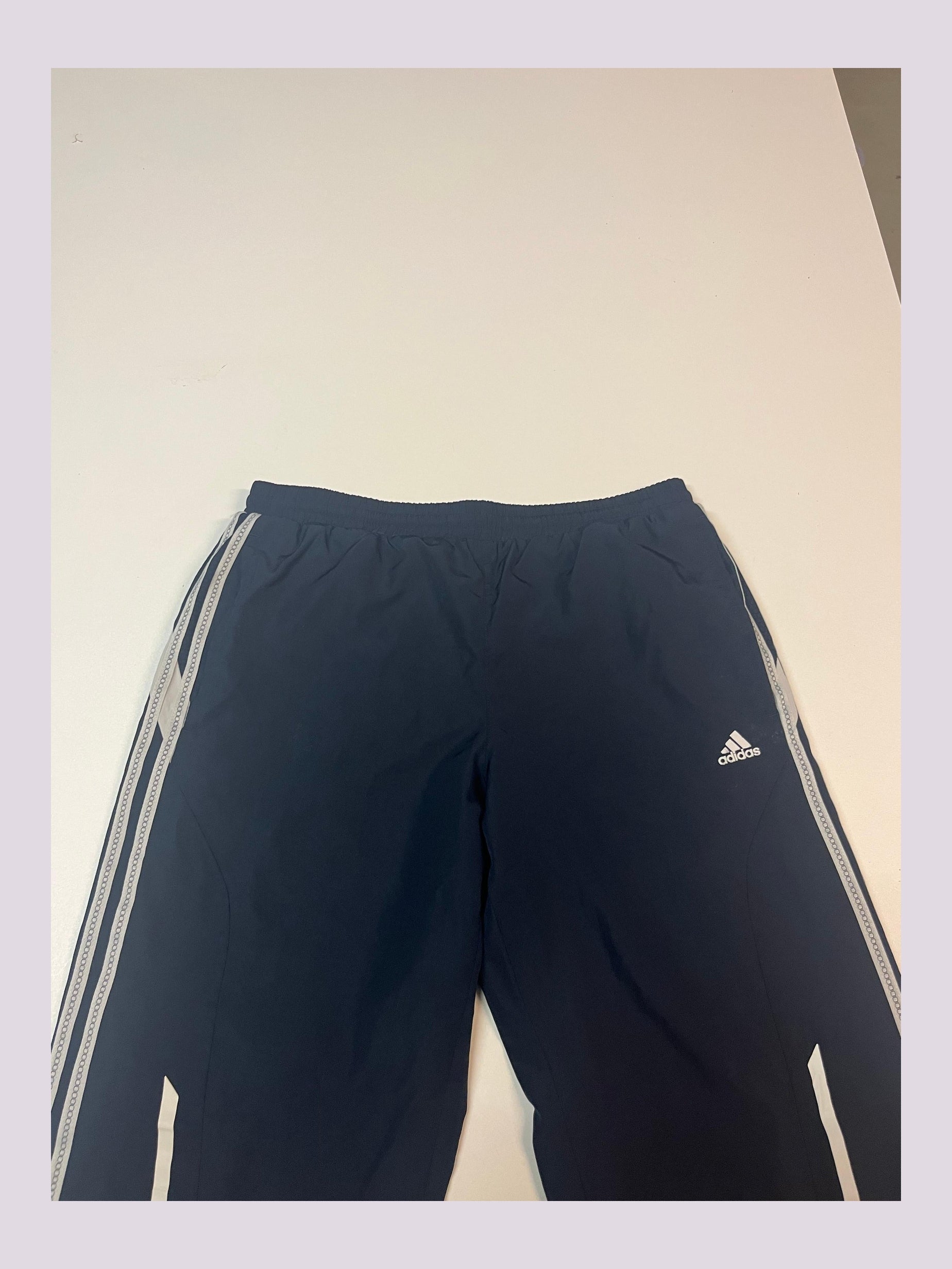 Entdecke unsere Vintage Track Pants von Nike und anderen Marken, erhältlich bei Valuxery.de - Dein Shop für trendige Vintage - Kleidung. Unsere Track Pants sind aus hochwertigen Materialien und